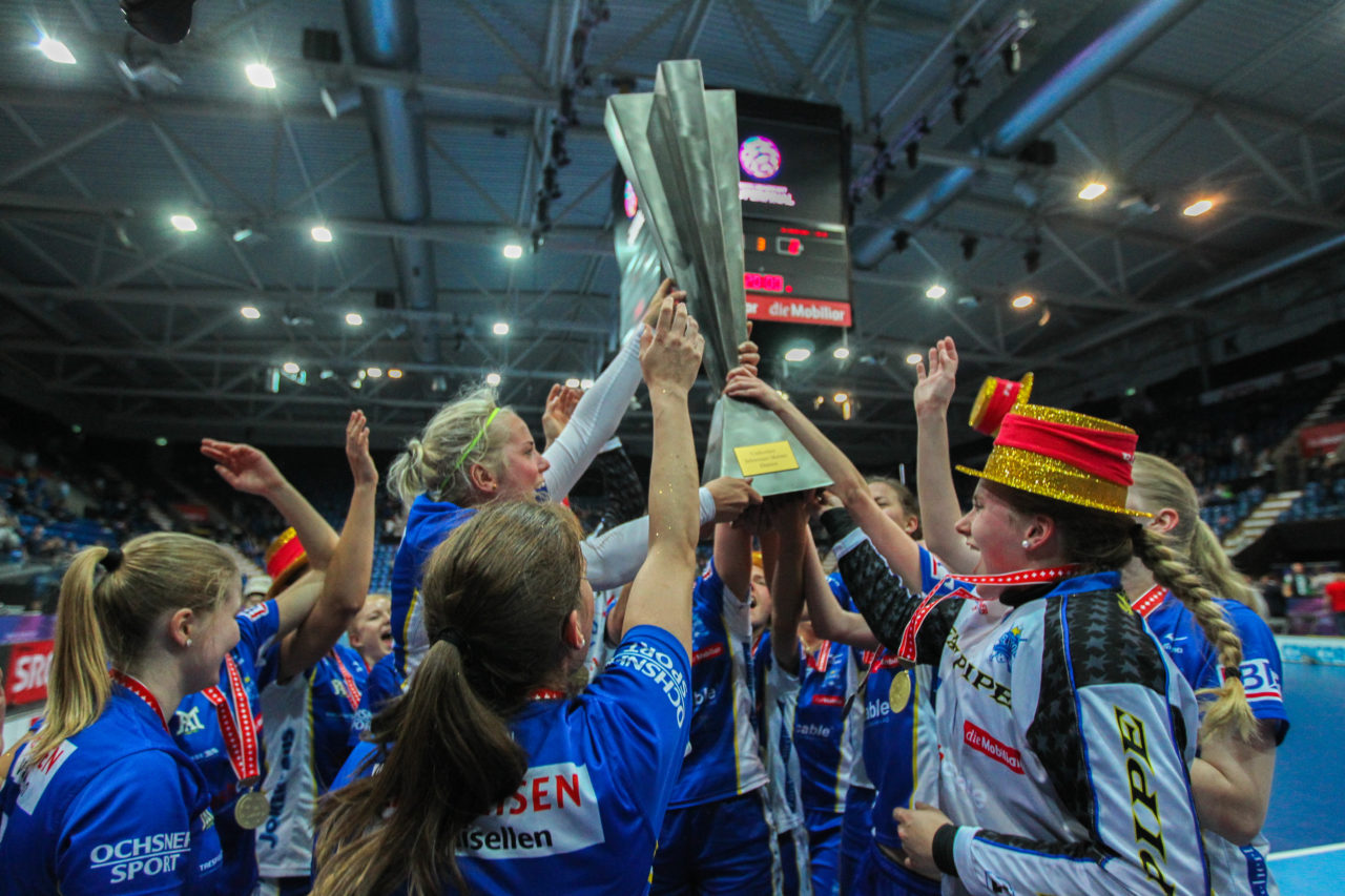 SWISS Arena (Kloten), 22.04.2017, Unihockey Damen NLA Superfinal, UHC Dietlikon - piranha chur, Meisterkübel UHC Dietlikon

(Claudio Schwarz, unihockey-fotos.ch)

Copyright: Claudio Schwarz, unihockey-fotos.ch – Dieses Bild wurde durch swiss unihockey lizenziert und darf ausschliesslich auf den Online-Kanälen von swiss unihockey verwendet werden. Die redaktionelle oder kommerzielle Nutzung durch Dritte (Medien, Vereine, Unternehmen oder Privatpersonen) per Download von diesem flickr-Account ist ausgeschlossen. Das Bild kann bei Interesse via unihockey-fotos.ch kostenpflichtig lizenziert werden. unihockey-fotos.ch behält sich vor, fehlbaren Medien, Vereinen, Unternehmen oder Privatpersonen Bilder mit einem Zuschlag in Rechnung zu stellen.