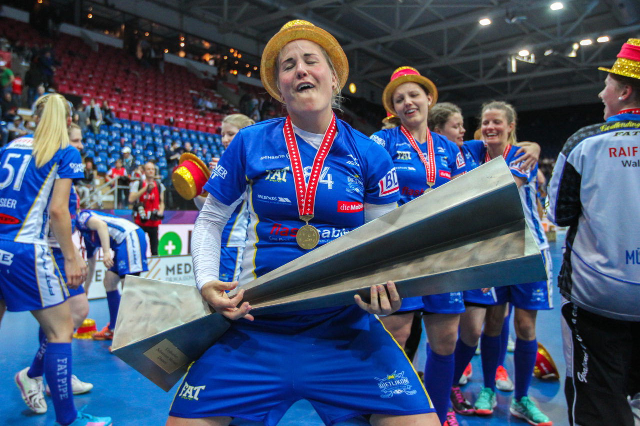 SWISS Arena (Kloten), 22.04.2017, Unihockey Damen NLA Superfinal, UHC Dietlikon - piranha chur, Ann-Sofie Sundholm (Nr. 84, UHC Dietlikon) spielt Gittarre mit dem Meisterpokal

(Claudio Schwarz, unihockey-fotos.ch)

Copyright: Claudio Schwarz, unihockey-fotos.ch – Dieses Bild wurde durch swiss unihockey lizenziert und darf ausschliesslich auf den Online-Kanälen von swiss unihockey verwendet werden. Die redaktionelle oder kommerzielle Nutzung durch Dritte (Medien, Vereine, Unternehmen oder Privatpersonen) per Download von diesem flickr-Account ist ausgeschlossen. Das Bild kann bei Interesse via unihockey-fotos.ch kostenpflichtig lizenziert werden. unihockey-fotos.ch behält sich vor, fehlbaren Medien, Vereinen, Unternehmen oder Privatpersonen Bilder mit einem Zuschlag in Rechnung zu stellen.