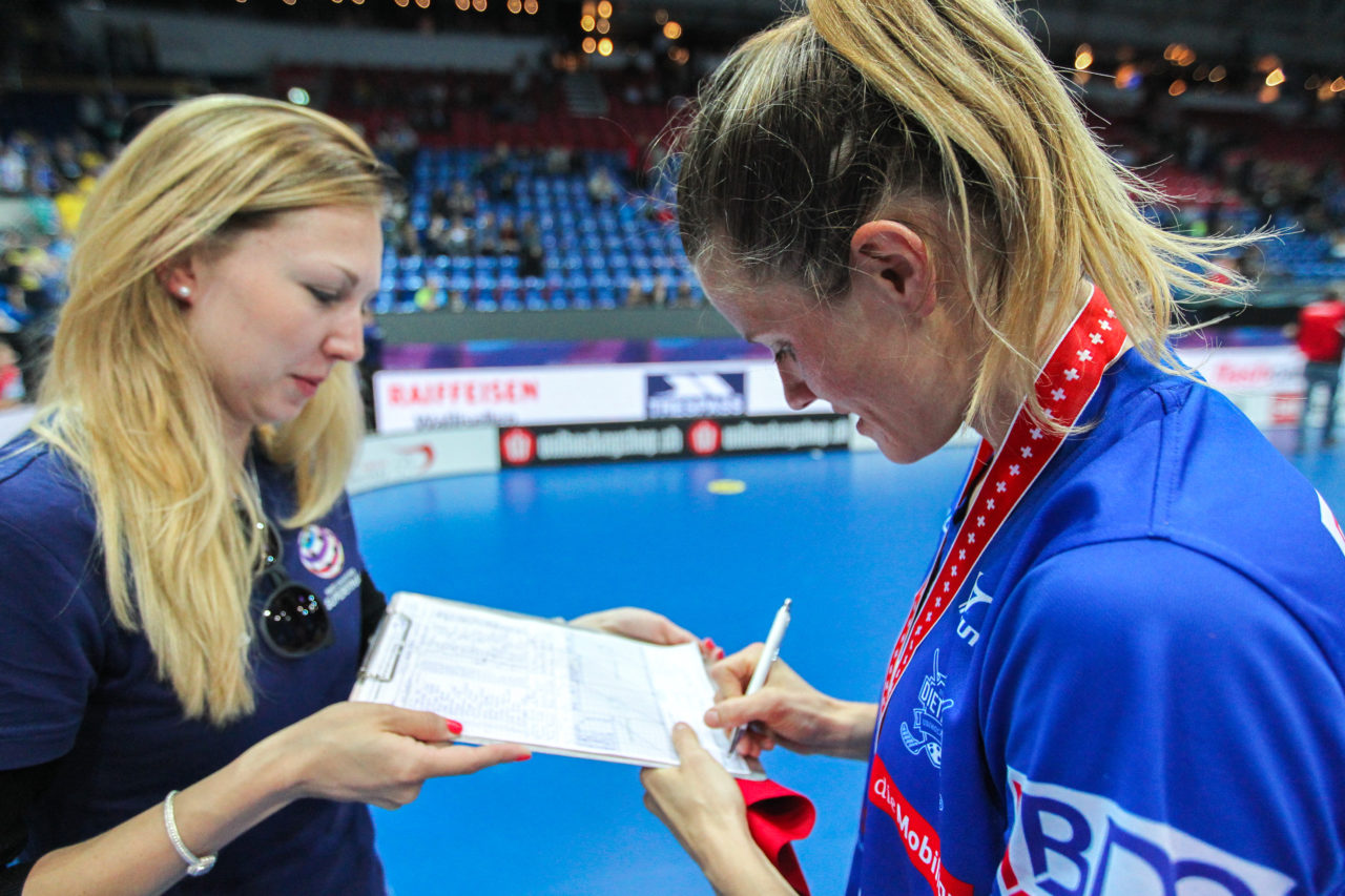 SWISS Arena (Kloten), 22.04.2017, Unihockey Damen NLA Superfinal, UHC Dietlikon - piranha chur, Unterschrift unters Spielprotokoll von Linn Lundström (Nr. 3, UHC Dietlikon)

(Claudio Schwarz, unihockey-fotos.ch)

Copyright: Claudio Schwarz, unihockey-fotos.ch – Dieses Bild wurde durch swiss unihockey lizenziert und darf ausschliesslich auf den Online-Kanälen von swiss unihockey verwendet werden. Die redaktionelle oder kommerzielle Nutzung durch Dritte (Medien, Vereine, Unternehmen oder Privatpersonen) per Download von diesem flickr-Account ist ausgeschlossen. Das Bild kann bei Interesse via unihockey-fotos.ch kostenpflichtig lizenziert werden. unihockey-fotos.ch behält sich vor, fehlbaren Medien, Vereinen, Unternehmen oder Privatpersonen Bilder mit einem Zuschlag in Rechnung zu stellen.
