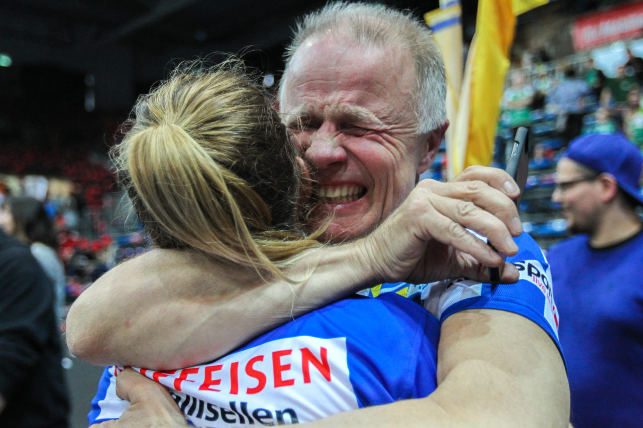 SWISS Arena (Kloten), 22.04.2017, Unihockey Damen NLA Superfinal, UHC Dietlikon - piranha chur, der Vater von Linn Lundström umarmt Linn Lundström (Nr. 3, UHC Dietlikon)

(Claudio Schwarz, unihockey-fotos.ch)

Copyright: Claudio Schwarz, unihockey-fotos.ch – Dieses Bild wurde durch swiss unihockey lizenziert und darf ausschliesslich auf den Online-Kanälen von swiss unihockey verwendet werden. Die redaktionelle oder kommerzielle Nutzung durch Dritte (Medien, Vereine, Unternehmen oder Privatpersonen) per Download von diesem flickr-Account ist ausgeschlossen. Das Bild kann bei Interesse via unihockey-fotos.ch kostenpflichtig lizenziert werden. unihockey-fotos.ch behält sich vor, fehlbaren Medien, Vereinen, Unternehmen oder Privatpersonen Bilder mit einem Zuschlag in Rechnung zu stellen.