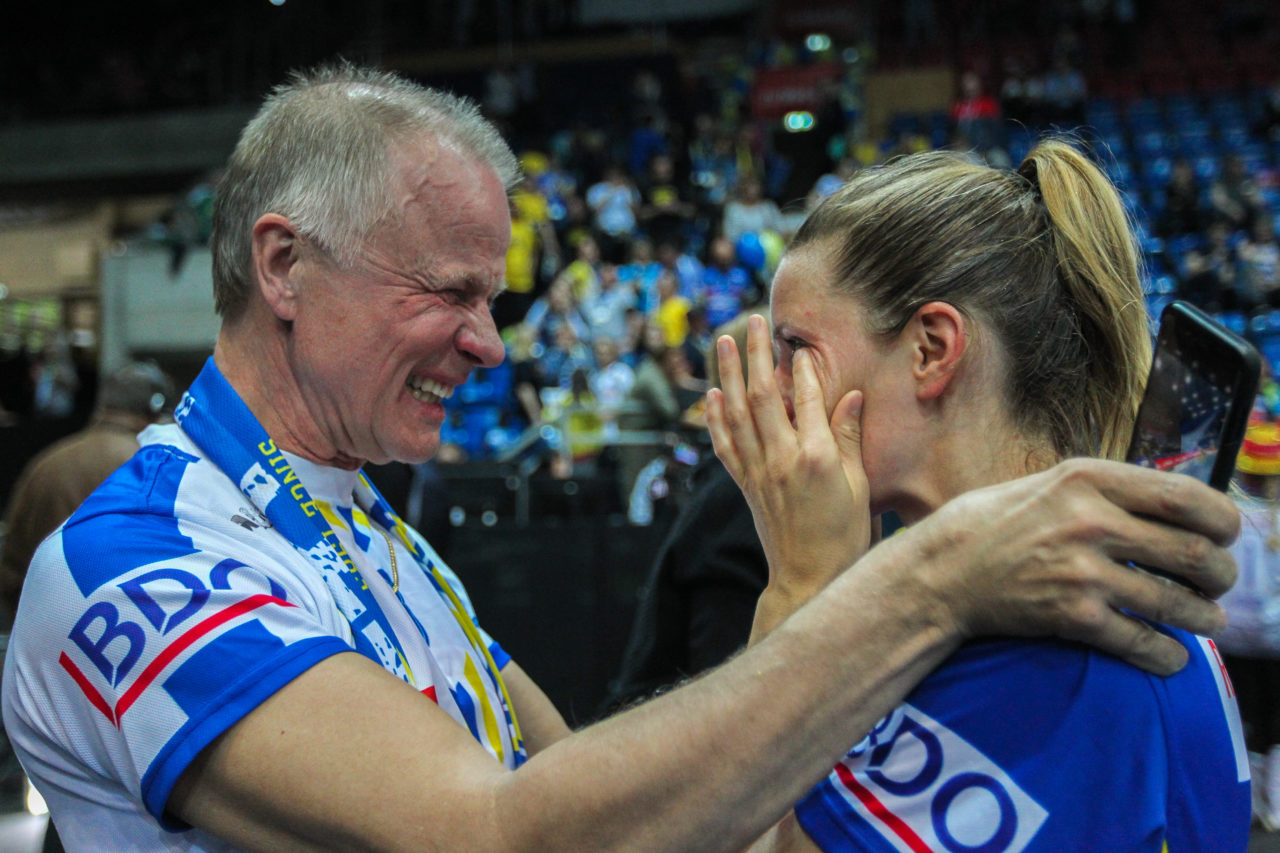 SWISS Arena (Kloten), 22.04.2017, Unihockey Damen NLA Superfinal, UHC Dietlikon - piranha chur, Vater Lundström mit Linn Lundström (Nr. 3, UHC Dietlikon)

(Claudio Schwarz, unihockey-fotos.ch)

Copyright: Claudio Schwarz, unihockey-fotos.ch – Dieses Bild wurde durch swiss unihockey lizenziert und darf ausschliesslich auf den Online-Kanälen von swiss unihockey verwendet werden. Die redaktionelle oder kommerzielle Nutzung durch Dritte (Medien, Vereine, Unternehmen oder Privatpersonen) per Download von diesem flickr-Account ist ausgeschlossen. Das Bild kann bei Interesse via unihockey-fotos.ch kostenpflichtig lizenziert werden. unihockey-fotos.ch behält sich vor, fehlbaren Medien, Vereinen, Unternehmen oder Privatpersonen Bilder mit einem Zuschlag in Rechnung zu stellen.