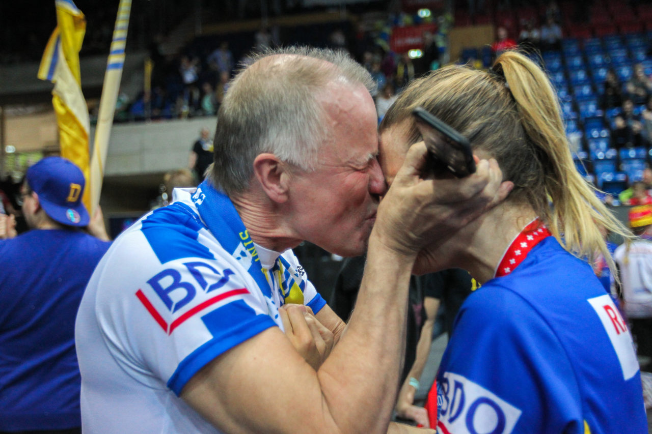 SWISS Arena (Kloten), 22.04.2017, Unihockey Damen NLA Superfinal, UHC Dietlikon - piranha chur, Vater Lundström küsst Linn Lundström (Nr. 3, UHC Dietlikon)

(Claudio Schwarz, unihockey-fotos.ch)

Copyright: Claudio Schwarz, unihockey-fotos.ch – Dieses Bild wurde durch swiss unihockey lizenziert und darf ausschliesslich auf den Online-Kanälen von swiss unihockey verwendet werden. Die redaktionelle oder kommerzielle Nutzung durch Dritte (Medien, Vereine, Unternehmen oder Privatpersonen) per Download von diesem flickr-Account ist ausgeschlossen. Das Bild kann bei Interesse via unihockey-fotos.ch kostenpflichtig lizenziert werden. unihockey-fotos.ch behält sich vor, fehlbaren Medien, Vereinen, Unternehmen oder Privatpersonen Bilder mit einem Zuschlag in Rechnung zu stellen.