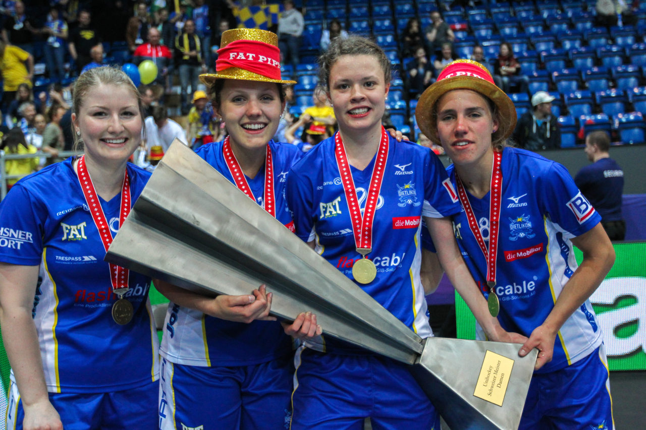 SWISS Arena (Kloten), 22.04.2017, Unihockey Damen NLA Superfinal, UHC Dietlikon - piranha chur, Tanja Walter (Nr. 19, UHC Dietlikon), Linda Pedrazzoli (Nr. 13, UHC Dietlikon), Isabelle Gerig (Nr. 23, UHC Dietlikon) und Karin Güttinger (Nr. 8, UHC Dietlikon) mit dem Meisterpokal

(Claudio Schwarz, unihockey-fotos.ch)

Copyright: Claudio Schwarz, unihockey-fotos.ch – Dieses Bild wurde durch swiss unihockey lizenziert und darf ausschliesslich auf den Online-Kanälen von swiss unihockey verwendet werden. Die redaktionelle oder kommerzielle Nutzung durch Dritte (Medien, Vereine, Unternehmen oder Privatpersonen) per Download von diesem flickr-Account ist ausgeschlossen. Das Bild kann bei Interesse via unihockey-fotos.ch kostenpflichtig lizenziert werden. unihockey-fotos.ch behält sich vor, fehlbaren Medien, Vereinen, Unternehmen oder Privatpersonen Bilder mit einem Zuschlag in Rechnung zu stellen.