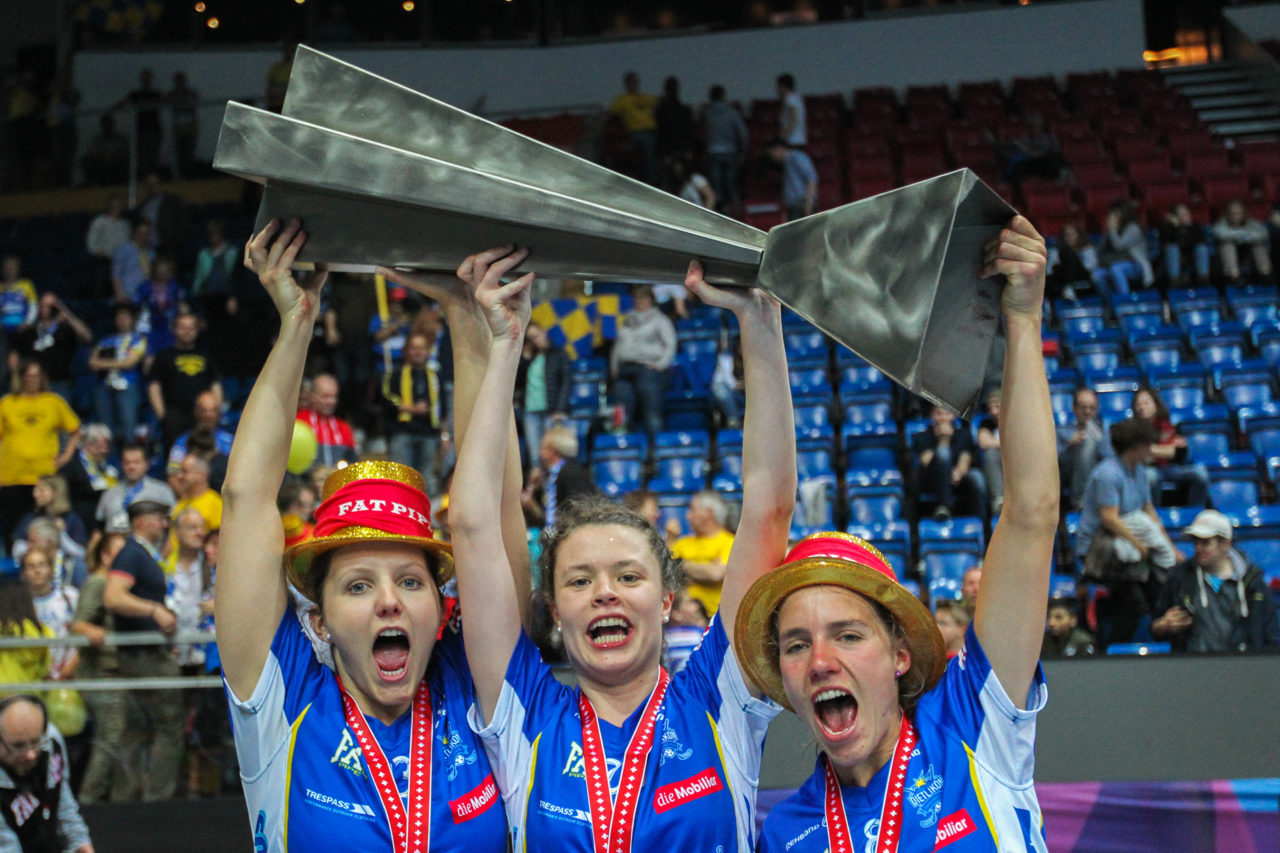 SWISS Arena (Kloten), 22.04.2017, Unihockey Damen NLA Superfinal, UHC Dietlikon - piranha chur, Linda Pedrazzoli (Nr. 13, UHC Dietlikon), Isabelle Gerig (Nr. 23, UHC Dietlikon) und Karin Güttinger (Nr. 8, UHC Dietlikon) mit dem Meisterpokal

(Claudio Schwarz, unihockey-fotos.ch)

Copyright: Claudio Schwarz, unihockey-fotos.ch – Dieses Bild wurde durch swiss unihockey lizenziert und darf ausschliesslich auf den Online-Kanälen von swiss unihockey verwendet werden. Die redaktionelle oder kommerzielle Nutzung durch Dritte (Medien, Vereine, Unternehmen oder Privatpersonen) per Download von diesem flickr-Account ist ausgeschlossen. Das Bild kann bei Interesse via unihockey-fotos.ch kostenpflichtig lizenziert werden. unihockey-fotos.ch behält sich vor, fehlbaren Medien, Vereinen, Unternehmen oder Privatpersonen Bilder mit einem Zuschlag in Rechnung zu stellen.