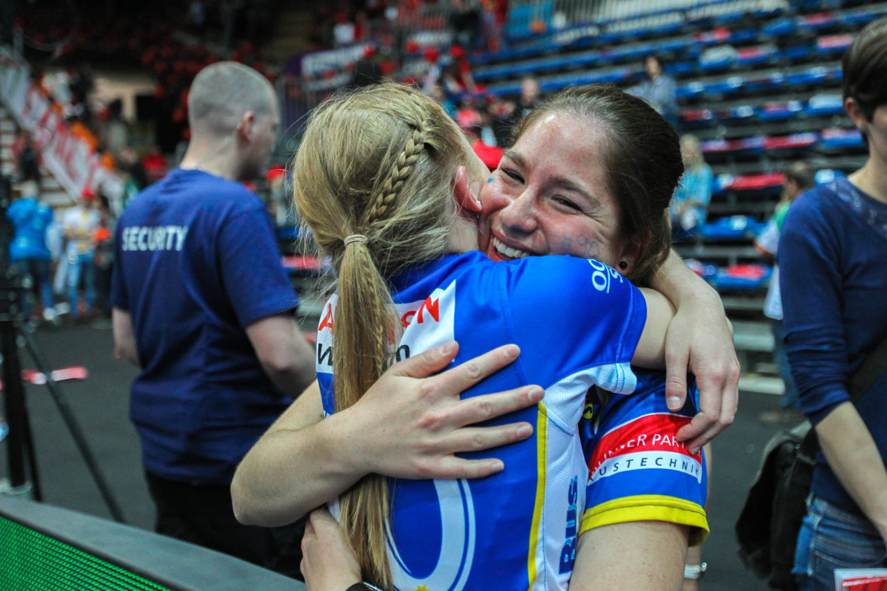 SWISS Arena (Kloten), 22.04.2017, Unihockey Damen NLA Superfinal, UHC Dietlikon - piranha chur, Rahel Rieder (Nr. 90, UHC Dietlikon) umarmt ihre Schwester

(Claudio Schwarz, unihockey-fotos.ch)

Copyright: Claudio Schwarz, unihockey-fotos.ch – Dieses Bild wurde durch swiss unihockey lizenziert und darf ausschliesslich auf den Online-Kanälen von swiss unihockey verwendet werden. Die redaktionelle oder kommerzielle Nutzung durch Dritte (Medien, Vereine, Unternehmen oder Privatpersonen) per Download von diesem flickr-Account ist ausgeschlossen. Das Bild kann bei Interesse via unihockey-fotos.ch kostenpflichtig lizenziert werden. unihockey-fotos.ch behält sich vor, fehlbaren Medien, Vereinen, Unternehmen oder Privatpersonen Bilder mit einem Zuschlag in Rechnung zu stellen.