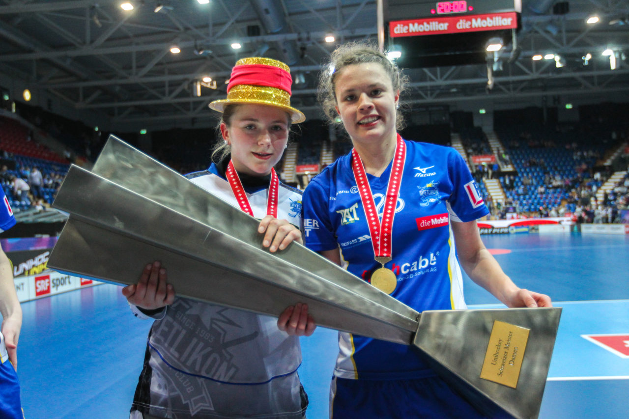 SWISS Arena (Kloten), 22.04.2017, Unihockey Damen NLA Superfinal, UHC Dietlikon - piranha chur, Jill Münger (Nr. 1, UHC Dietlikon) und Isabelle Gerig (Nr. 23, UHC Dietlikon) mit dem Meisterpokal

(Claudio Schwarz, unihockey-fotos.ch)

Copyright: Claudio Schwarz, unihockey-fotos.ch – Dieses Bild wurde durch swiss unihockey lizenziert und darf ausschliesslich auf den Online-Kanälen von swiss unihockey verwendet werden. Die redaktionelle oder kommerzielle Nutzung durch Dritte (Medien, Vereine, Unternehmen oder Privatpersonen) per Download von diesem flickr-Account ist ausgeschlossen. Das Bild kann bei Interesse via unihockey-fotos.ch kostenpflichtig lizenziert werden. unihockey-fotos.ch behält sich vor, fehlbaren Medien, Vereinen, Unternehmen oder Privatpersonen Bilder mit einem Zuschlag in Rechnung zu stellen.