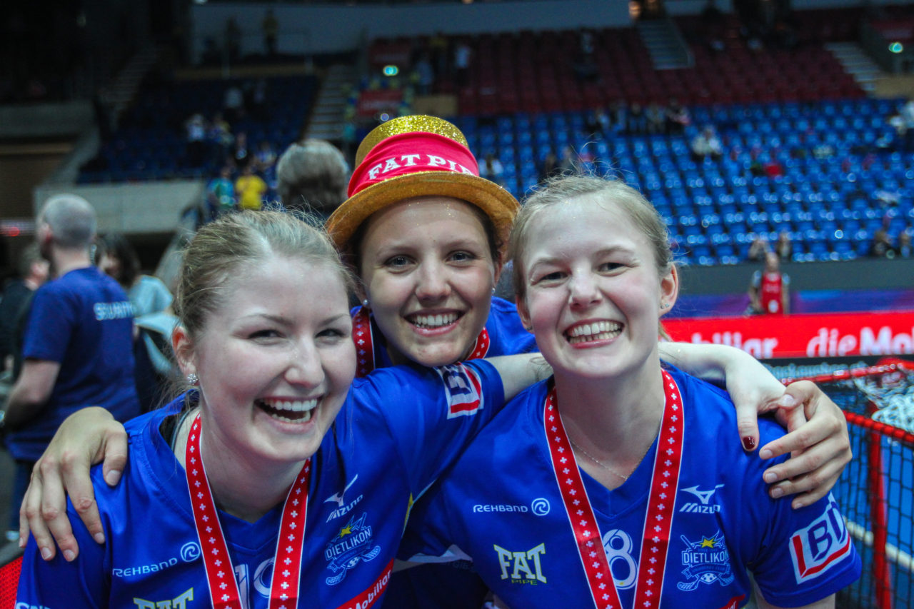 SWISS Arena (Kloten), 22.04.2017, Unihockey Damen NLA Superfinal, UHC Dietlikon - piranha chur, Tanja Walter (Nr. 19, UHC Dietlikon), Linda Pedrazzoli (Nr. 13, UHC Dietlikon) und Rahel Zellweger (Nr. 18, UHC Dietlikon)

(Claudio Schwarz, unihockey-fotos.ch)

Copyright: Claudio Schwarz, unihockey-fotos.ch – Dieses Bild wurde durch swiss unihockey lizenziert und darf ausschliesslich auf den Online-Kanälen von swiss unihockey verwendet werden. Die redaktionelle oder kommerzielle Nutzung durch Dritte (Medien, Vereine, Unternehmen oder Privatpersonen) per Download von diesem flickr-Account ist ausgeschlossen. Das Bild kann bei Interesse via unihockey-fotos.ch kostenpflichtig lizenziert werden. unihockey-fotos.ch behält sich vor, fehlbaren Medien, Vereinen, Unternehmen oder Privatpersonen Bilder mit einem Zuschlag in Rechnung zu stellen.