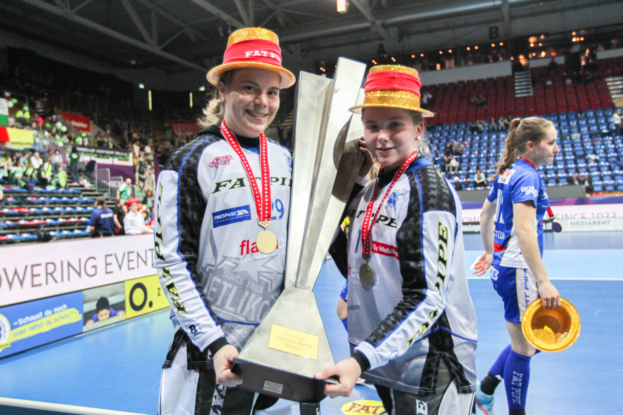 SWISS Arena (Kloten), 22.04.2017, Unihockey Damen NLA Superfinal, UHC Dietlikon - piranha chur, Monika Schmid (Nr. 29, UHC Dietlikon) & Jill Münger (Nr. 1, UHC Dietlikon) mit dem Meisterpokal

(Claudio Schwarz, unihockey-fotos.ch)

Copyright: Claudio Schwarz, unihockey-fotos.ch – Dieses Bild wurde durch swiss unihockey lizenziert und darf ausschliesslich auf den Online-Kanälen von swiss unihockey verwendet werden. Die redaktionelle oder kommerzielle Nutzung durch Dritte (Medien, Vereine, Unternehmen oder Privatpersonen) per Download von diesem flickr-Account ist ausgeschlossen. Das Bild kann bei Interesse via unihockey-fotos.ch kostenpflichtig lizenziert werden. unihockey-fotos.ch behält sich vor, fehlbaren Medien, Vereinen, Unternehmen oder Privatpersonen Bilder mit einem Zuschlag in Rechnung zu stellen.