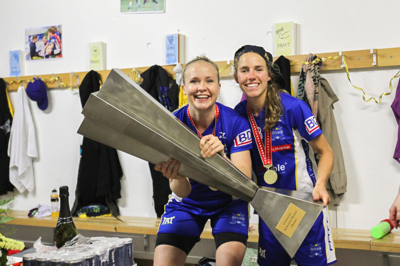 SWISS Arena (Kloten), 22.04.2017, Unihockey Damen NLA Superfinal, UHC Dietlikon - piranha chur, Laura Mertsalmi (Nr. 22, UHC Dietlikon) und Karin Güttinger (Nr. 8, UHC Dietlikon) mit dem Meisterpokal

(Claudio Schwarz, unihockey-fotos.ch)

Copyright: Claudio Schwarz, unihockey-fotos.ch – Dieses Bild wurde durch swiss unihockey lizenziert und darf ausschliesslich auf den Online-Kanälen von swiss unihockey verwendet werden. Die redaktionelle oder kommerzielle Nutzung durch Dritte (Medien, Vereine, Unternehmen oder Privatpersonen) per Download von diesem flickr-Account ist ausgeschlossen. Das Bild kann bei Interesse via unihockey-fotos.ch kostenpflichtig lizenziert werden. unihockey-fotos.ch behält sich vor, fehlbaren Medien, Vereinen, Unternehmen oder Privatpersonen Bilder mit einem Zuschlag in Rechnung zu stellen.