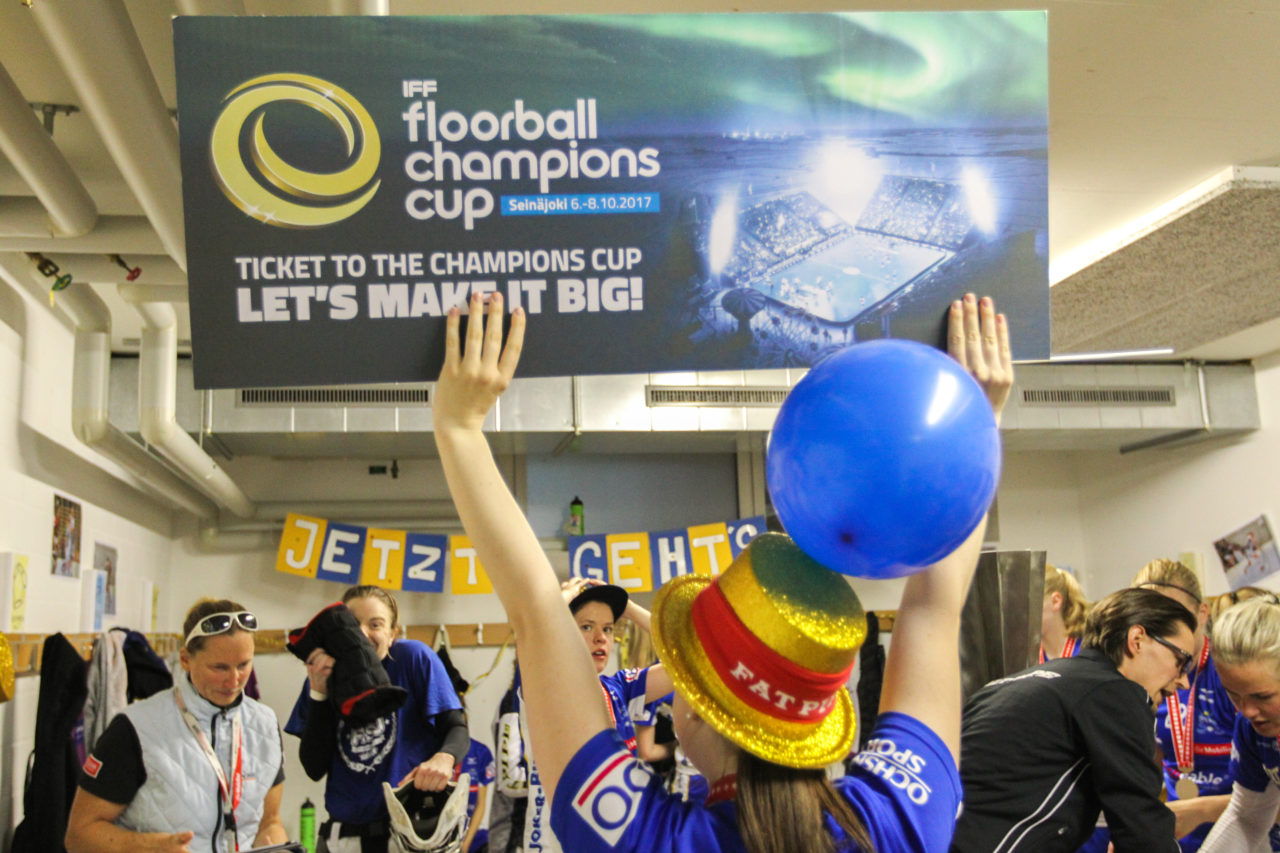 SWISS Arena (Kloten), 22.04.2017, Unihockey Damen NLA Superfinal, UHC Dietlikon - piranha chur, Laura Bürgi (Nr. 11, UHC Dietlikon) mit dem Floorball Champions Cup Ticket

(Claudio Schwarz, unihockey-fotos.ch)

Copyright: Claudio Schwarz, unihockey-fotos.ch – Dieses Bild wurde durch swiss unihockey lizenziert und darf ausschliesslich auf den Online-Kanälen von swiss unihockey verwendet werden. Die redaktionelle oder kommerzielle Nutzung durch Dritte (Medien, Vereine, Unternehmen oder Privatpersonen) per Download von diesem flickr-Account ist ausgeschlossen. Das Bild kann bei Interesse via unihockey-fotos.ch kostenpflichtig lizenziert werden. unihockey-fotos.ch behält sich vor, fehlbaren Medien, Vereinen, Unternehmen oder Privatpersonen Bilder mit einem Zuschlag in Rechnung zu stellen.