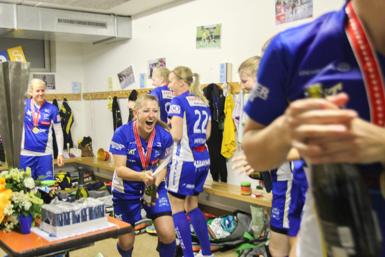 SWISS Arena (Kloten), 22.04.2017, Unihockey Damen NLA Superfinal, UHC Dietlikon - piranha chur, Andrea Streiff (Nr. 37, UHC Dietlikon) spritzt ihre Kolleginnen mit Champus an

(Claudio Schwarz, unihockey-fotos.ch)

Copyright: Claudio Schwarz, unihockey-fotos.ch – Dieses Bild wurde durch swiss unihockey lizenziert und darf ausschliesslich auf den Online-Kanälen von swiss unihockey verwendet werden. Die redaktionelle oder kommerzielle Nutzung durch Dritte (Medien, Vereine, Unternehmen oder Privatpersonen) per Download von diesem flickr-Account ist ausgeschlossen. Das Bild kann bei Interesse via unihockey-fotos.ch kostenpflichtig lizenziert werden. unihockey-fotos.ch behält sich vor, fehlbaren Medien, Vereinen, Unternehmen oder Privatpersonen Bilder mit einem Zuschlag in Rechnung zu stellen.