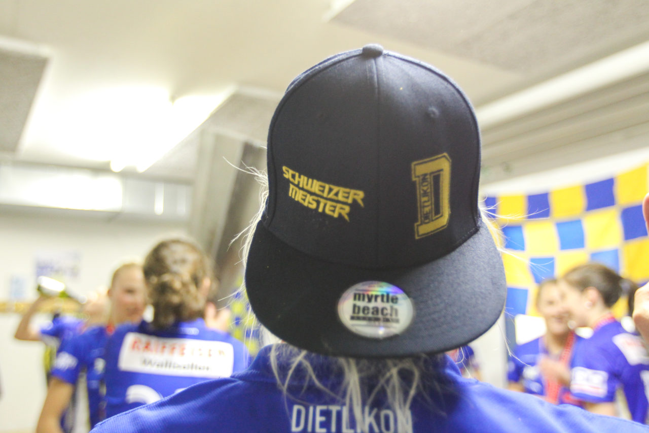 SWISS Arena (Kloten), 22.04.2017, Unihockey Damen NLA Superfinal, UHC Dietlikon - piranha chur, Meistercap UHC Dietlikon

(Claudio Schwarz, unihockey-fotos.ch)

Copyright: Claudio Schwarz, unihockey-fotos.ch – Dieses Bild wurde durch swiss unihockey lizenziert und darf ausschliesslich auf den Online-Kanälen von swiss unihockey verwendet werden. Die redaktionelle oder kommerzielle Nutzung durch Dritte (Medien, Vereine, Unternehmen oder Privatpersonen) per Download von diesem flickr-Account ist ausgeschlossen. Das Bild kann bei Interesse via unihockey-fotos.ch kostenpflichtig lizenziert werden. unihockey-fotos.ch behält sich vor, fehlbaren Medien, Vereinen, Unternehmen oder Privatpersonen Bilder mit einem Zuschlag in Rechnung zu stellen.