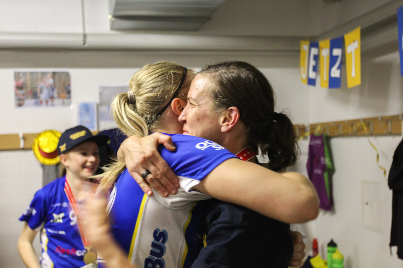 SWISS Arena (Kloten), 22.04.2017, Unihockey Damen NLA Superfinal, UHC Dietlikon - piranha chur, Laura Mertsalmi (Nr. 22, UHC Dietlikon) umarmt Simone Berner

(Claudio Schwarz, unihockey-fotos.ch)

Copyright: Claudio Schwarz, unihockey-fotos.ch – Dieses Bild wurde durch swiss unihockey lizenziert und darf ausschliesslich auf den Online-Kanälen von swiss unihockey verwendet werden. Die redaktionelle oder kommerzielle Nutzung durch Dritte (Medien, Vereine, Unternehmen oder Privatpersonen) per Download von diesem flickr-Account ist ausgeschlossen. Das Bild kann bei Interesse via unihockey-fotos.ch kostenpflichtig lizenziert werden. unihockey-fotos.ch behält sich vor, fehlbaren Medien, Vereinen, Unternehmen oder Privatpersonen Bilder mit einem Zuschlag in Rechnung zu stellen.