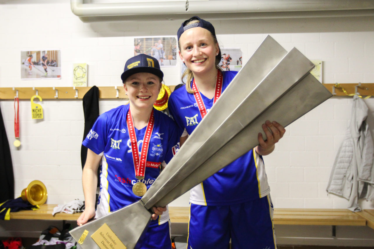 SWISS Arena (Kloten), 22.04.2017, Unihockey Damen NLA Superfinal, UHC Dietlikon - piranha chur, Rahel Rieder (Nr. 90, UHC Dietlikon) und Sindy Rüegger (Nr. 14, UHC Dietlikon) mit dem Meisterpokal

(Claudio Schwarz, unihockey-fotos.ch)

Copyright: Claudio Schwarz, unihockey-fotos.ch – Dieses Bild wurde durch swiss unihockey lizenziert und darf ausschliesslich auf den Online-Kanälen von swiss unihockey verwendet werden. Die redaktionelle oder kommerzielle Nutzung durch Dritte (Medien, Vereine, Unternehmen oder Privatpersonen) per Download von diesem flickr-Account ist ausgeschlossen. Das Bild kann bei Interesse via unihockey-fotos.ch kostenpflichtig lizenziert werden. unihockey-fotos.ch behält sich vor, fehlbaren Medien, Vereinen, Unternehmen oder Privatpersonen Bilder mit einem Zuschlag in Rechnung zu stellen.