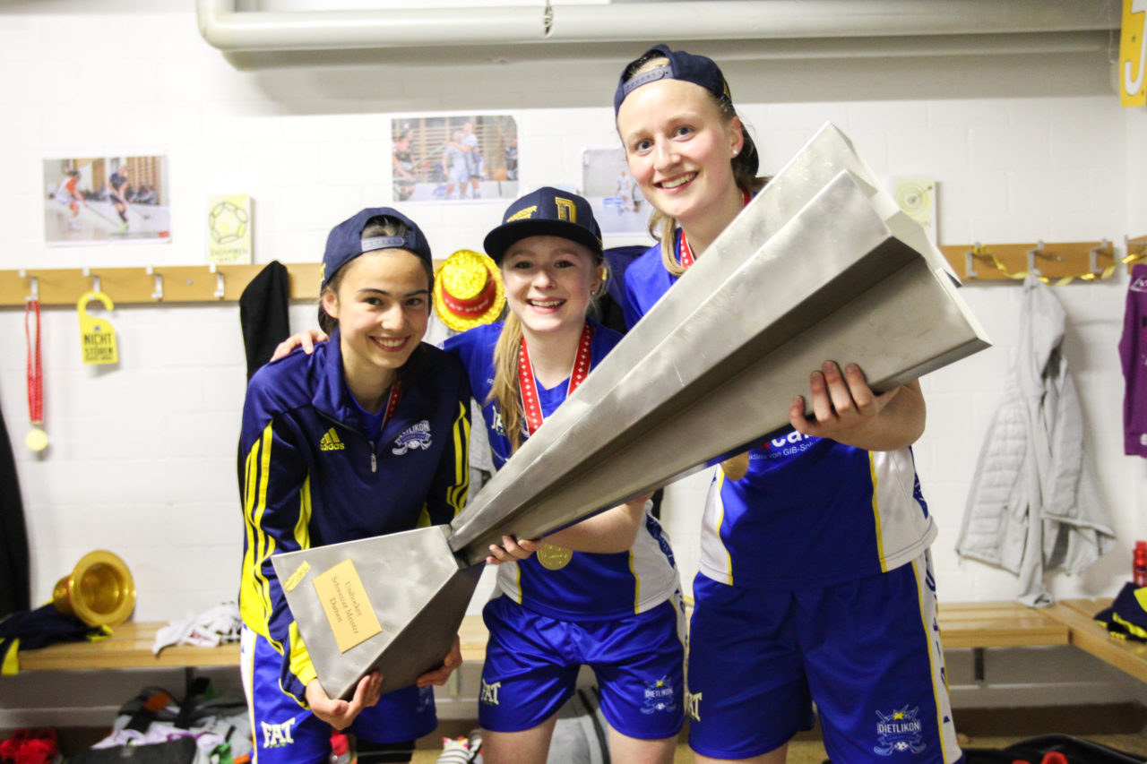 SWISS Arena (Kloten), 22.04.2017, Unihockey Damen NLA Superfinal, UHC Dietlikon - piranha chur, Linda Eisenegger (Nr. 91, UHC Dietlikon), Rahel Rieder (Nr. 90, UHC Dietlikon) und Sindy Rüegger (Nr. 14, UHC Dietlikon) mit dem Meisterpokal

(Claudio Schwarz, unihockey-fotos.ch)

Copyright: Claudio Schwarz, unihockey-fotos.ch – Dieses Bild wurde durch swiss unihockey lizenziert und darf ausschliesslich auf den Online-Kanälen von swiss unihockey verwendet werden. Die redaktionelle oder kommerzielle Nutzung durch Dritte (Medien, Vereine, Unternehmen oder Privatpersonen) per Download von diesem flickr-Account ist ausgeschlossen. Das Bild kann bei Interesse via unihockey-fotos.ch kostenpflichtig lizenziert werden. unihockey-fotos.ch behält sich vor, fehlbaren Medien, Vereinen, Unternehmen oder Privatpersonen Bilder mit einem Zuschlag in Rechnung zu stellen.