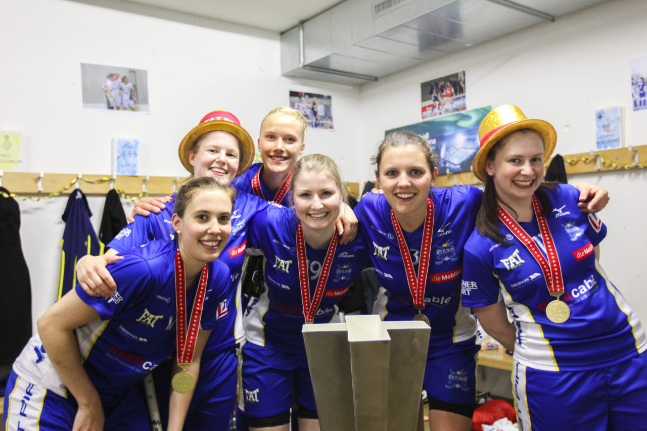 SWISS Arena (Kloten), 22.04.2017, Unihockey Damen NLA Superfinal, UHC Dietlikon - piranha chur, Meisterfoto UHC Dietlikon

(Claudio Schwarz, unihockey-fotos.ch)

Copyright: Claudio Schwarz, unihockey-fotos.ch – Dieses Bild wurde durch swiss unihockey lizenziert und darf ausschliesslich auf den Online-Kanälen von swiss unihockey verwendet werden. Die redaktionelle oder kommerzielle Nutzung durch Dritte (Medien, Vereine, Unternehmen oder Privatpersonen) per Download von diesem flickr-Account ist ausgeschlossen. Das Bild kann bei Interesse via unihockey-fotos.ch kostenpflichtig lizenziert werden. unihockey-fotos.ch behält sich vor, fehlbaren Medien, Vereinen, Unternehmen oder Privatpersonen Bilder mit einem Zuschlag in Rechnung zu stellen.