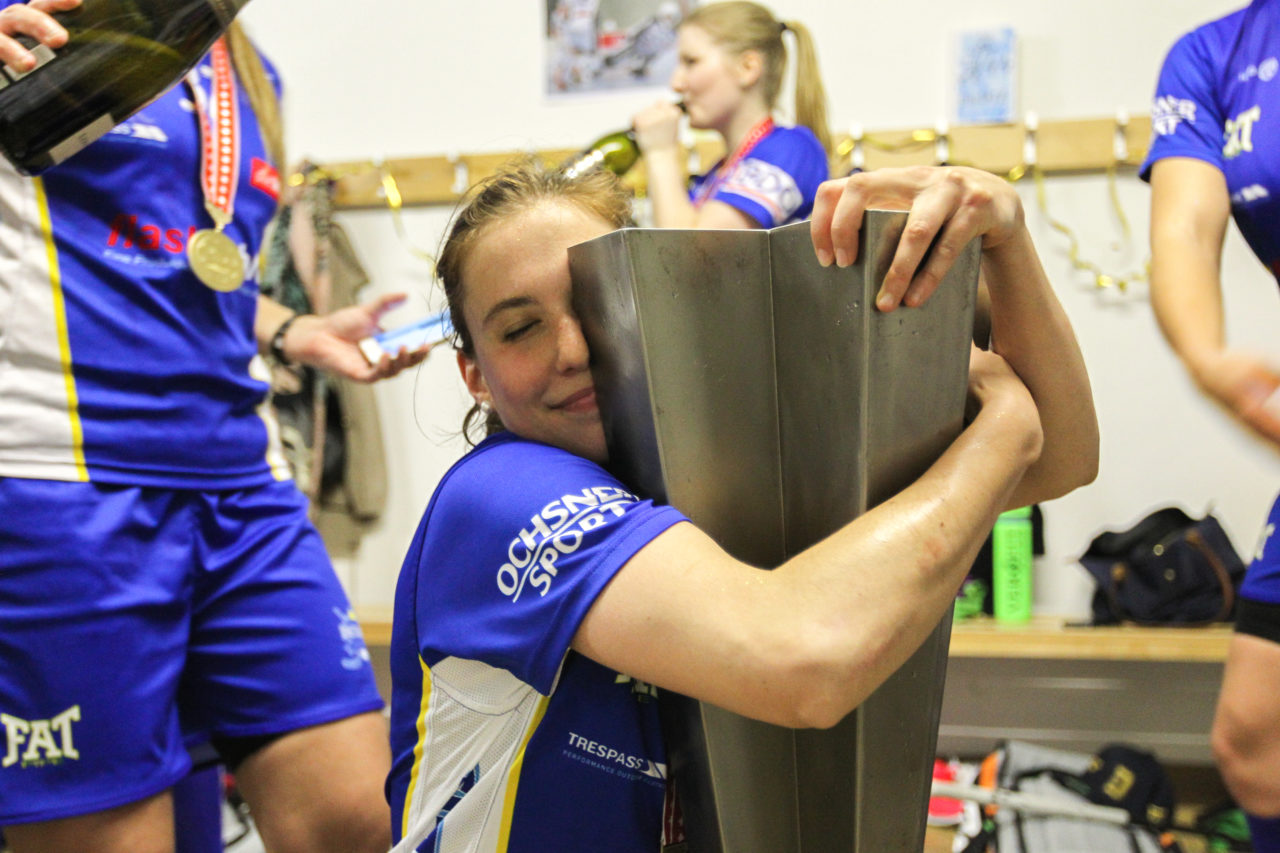 SWISS Arena (Kloten), 22.04.2017, Unihockey Damen NLA Superfinal, UHC Dietlikon - piranha chur, Evelyne Ackermann (Nr. 17, UHC Dietlikon) umarmt den Pokal

(Claudio Schwarz, unihockey-fotos.ch)

Copyright: Claudio Schwarz, unihockey-fotos.ch – Dieses Bild wurde durch swiss unihockey lizenziert und darf ausschliesslich auf den Online-Kanälen von swiss unihockey verwendet werden. Die redaktionelle oder kommerzielle Nutzung durch Dritte (Medien, Vereine, Unternehmen oder Privatpersonen) per Download von diesem flickr-Account ist ausgeschlossen. Das Bild kann bei Interesse via unihockey-fotos.ch kostenpflichtig lizenziert werden. unihockey-fotos.ch behält sich vor, fehlbaren Medien, Vereinen, Unternehmen oder Privatpersonen Bilder mit einem Zuschlag in Rechnung zu stellen.