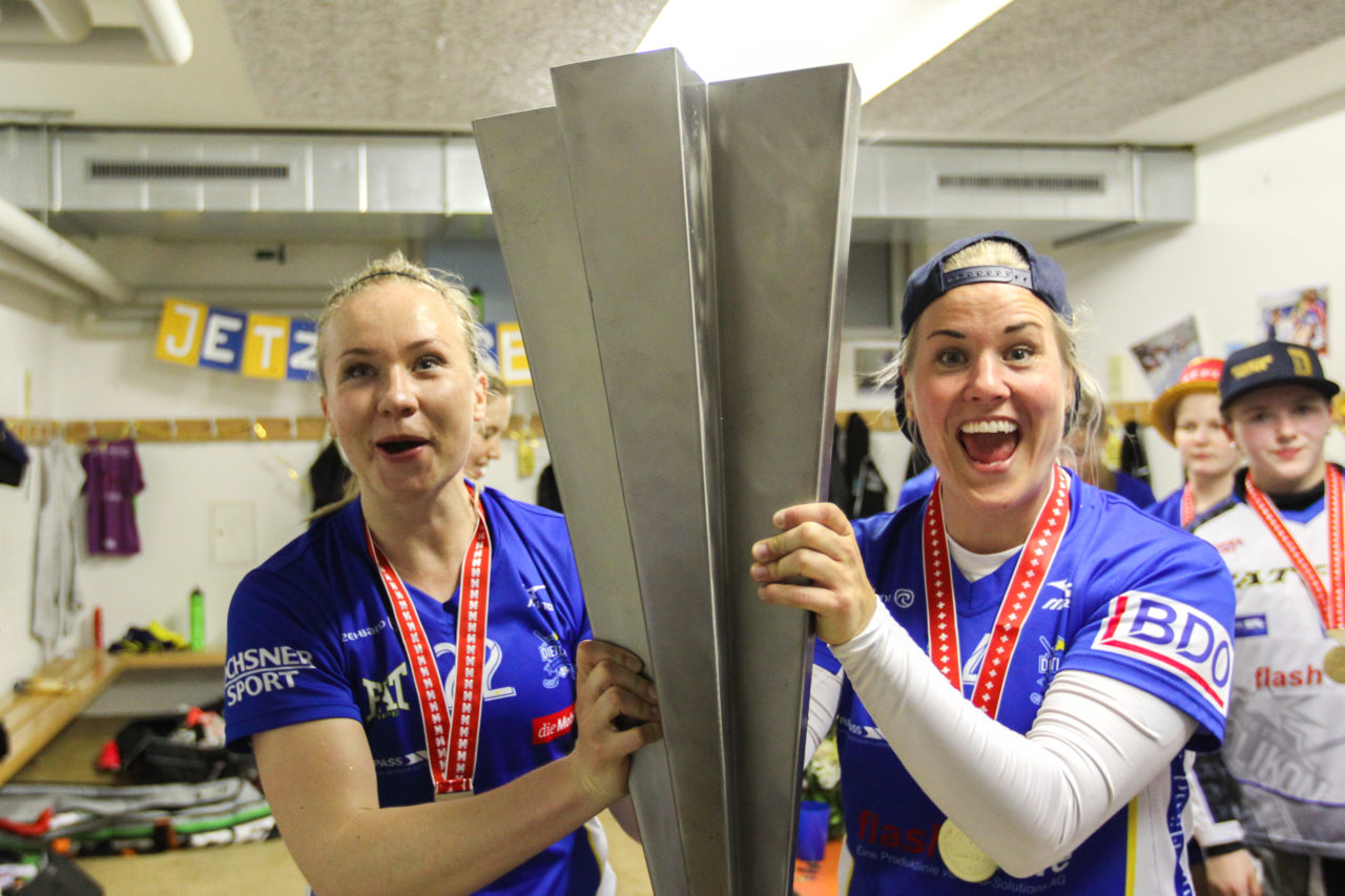 SWISS Arena (Kloten), 22.04.2017, Unihockey Damen NLA Superfinal, UHC Dietlikon - piranha chur, Laura Mertsalmi (Nr. 22, UHC Dietlikon) und Ann-Sofie Sundholm (Nr. 84, UHC Dietlikon) mit dem Meisterpokal

(Claudio Schwarz, unihockey-fotos.ch)

Copyright: Claudio Schwarz, unihockey-fotos.ch – Dieses Bild wurde durch swiss unihockey lizenziert und darf ausschliesslich auf den Online-Kanälen von swiss unihockey verwendet werden. Die redaktionelle oder kommerzielle Nutzung durch Dritte (Medien, Vereine, Unternehmen oder Privatpersonen) per Download von diesem flickr-Account ist ausgeschlossen. Das Bild kann bei Interesse via unihockey-fotos.ch kostenpflichtig lizenziert werden. unihockey-fotos.ch behält sich vor, fehlbaren Medien, Vereinen, Unternehmen oder Privatpersonen Bilder mit einem Zuschlag in Rechnung zu stellen.