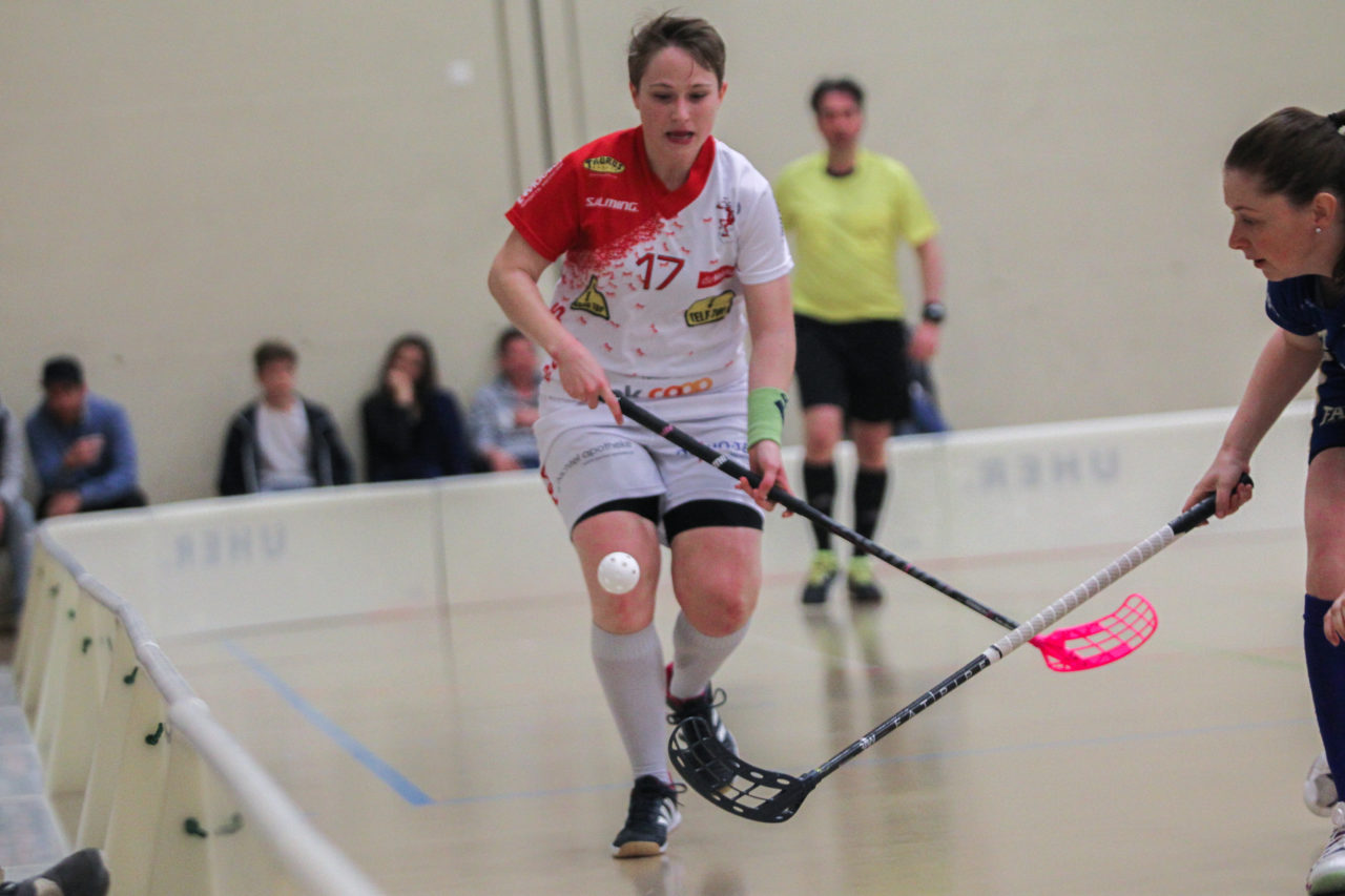 Hüenerweid (Dietlikon), 01.04.2017, Unihockey Damen NLA Playoff Halbfinal 1. Spiel, UHC Dietlikon - Red Ants Rychenberg Winterthur, Jael Koller (Nr. 17, Red Ants Rychenberg Winterthur) spielt den Ball

(Claudio Schwarz, unihockey-fotos.ch)

Copyright: Claudio Schwarz, unihockey-fotos.ch – Dieses Bild wurde durch swiss unihockey lizenziert und darf ausschliesslich auf den Online-Kanälen von swiss unihockey verwendet werden. Die redaktionelle oder kommerzielle Nutzung durch Dritte (Medien, Vereine, Unternehmen oder Privatpersonen) per Download von diesem flickr-Account ist ausgeschlossen. Das Bild kann bei Interesse via unihockey-fotos.ch kostenpflichtig lizenziert werden. unihockey-fotos.ch behält sich vor, fehlbaren Medien, Vereinen, Unternehmen oder Privatpersonen Bilder mit einem Zuschlag in Rechnung zu stellen.