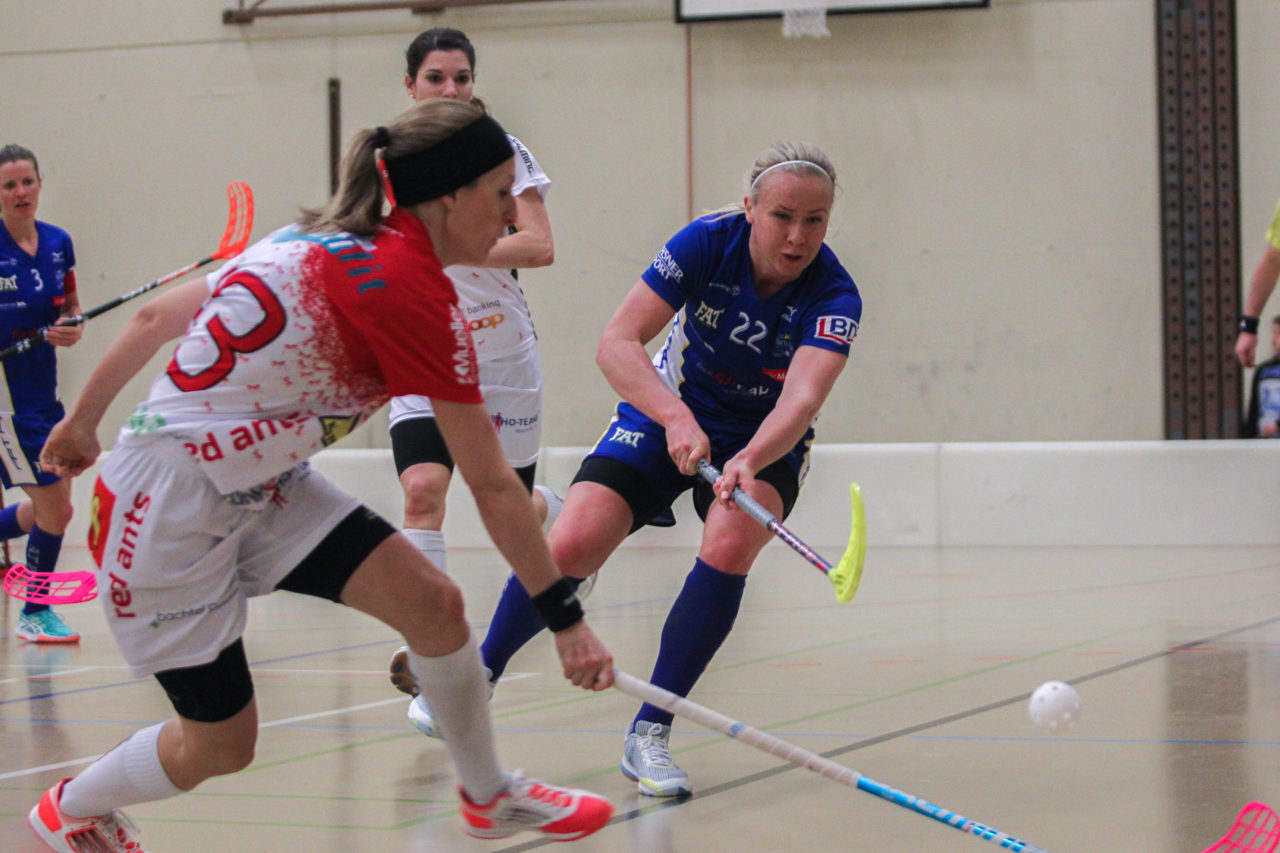 Hüenerweid (Dietlikon), 01.04.2017, Unihockey Damen NLA Playoff Halbfinal 1. Spiel, UHC Dietlikon - Red Ants Rychenberg Winterthur, Laura Mertsalmi (Nr. 22, UHC Dietlikon) spielt den Ball

(Claudio Schwarz, unihockey-fotos.ch)

Copyright: Claudio Schwarz, unihockey-fotos.ch – Dieses Bild wurde durch swiss unihockey lizenziert und darf ausschliesslich auf den Online-Kanälen von swiss unihockey verwendet werden. Die redaktionelle oder kommerzielle Nutzung durch Dritte (Medien, Vereine, Unternehmen oder Privatpersonen) per Download von diesem flickr-Account ist ausgeschlossen. Das Bild kann bei Interesse via unihockey-fotos.ch kostenpflichtig lizenziert werden. unihockey-fotos.ch behält sich vor, fehlbaren Medien, Vereinen, Unternehmen oder Privatpersonen Bilder mit einem Zuschlag in Rechnung zu stellen.