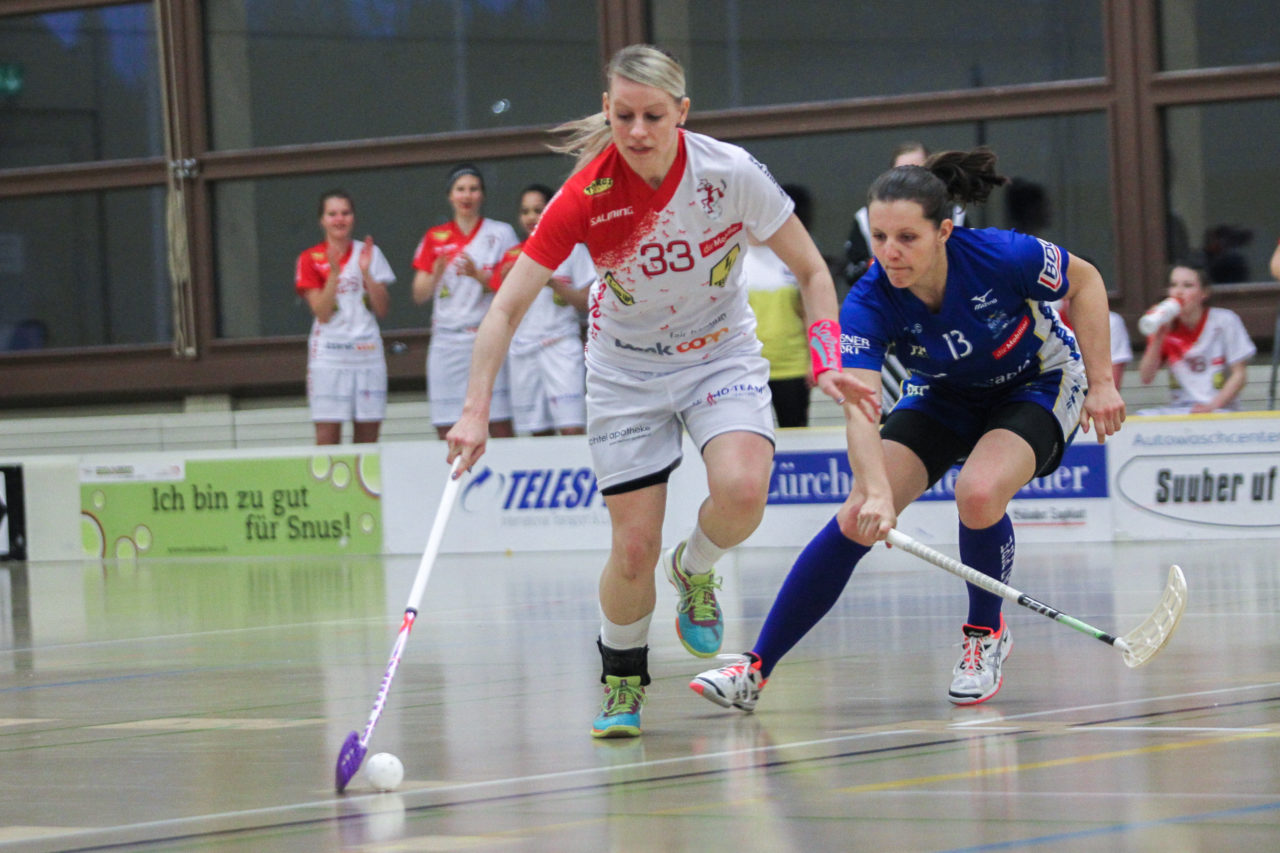 Hüenerweid (Dietlikon), 01.04.2017, Unihockey Damen NLA Playoff Halbfinal 1. Spiel, UHC Dietlikon - Red Ants Rychenberg Winterthur, Katja Timmel (Nr. 33, Red Ants Rychenberg Winterthur) zieht an Linda Pedrazzoli (Nr. 13, UHC Dietlikon) vorbei

(Claudio Schwarz, unihockey-fotos.ch)

Copyright: Claudio Schwarz, unihockey-fotos.ch – Dieses Bild wurde durch swiss unihockey lizenziert und darf ausschliesslich auf den Online-Kanälen von swiss unihockey verwendet werden. Die redaktionelle oder kommerzielle Nutzung durch Dritte (Medien, Vereine, Unternehmen oder Privatpersonen) per Download von diesem flickr-Account ist ausgeschlossen. Das Bild kann bei Interesse via unihockey-fotos.ch kostenpflichtig lizenziert werden. unihockey-fotos.ch behält sich vor, fehlbaren Medien, Vereinen, Unternehmen oder Privatpersonen Bilder mit einem Zuschlag in Rechnung zu stellen.