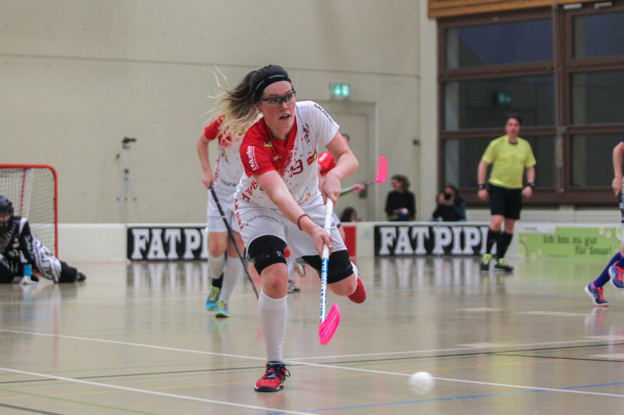 Hüenerweid (Dietlikon), 01.04.2017, Unihockey Damen NLA Playoff Halbfinal 1. Spiel, UHC Dietlikon - Red Ants Rychenberg Winterthur, Tanja Bühler (Nr. 19, Red Ants Rychenberg Winterthur) spielt einen Pass

(Claudio Schwarz, unihockey-fotos.ch)

Copyright: Claudio Schwarz, unihockey-fotos.ch – Dieses Bild wurde durch swiss unihockey lizenziert und darf ausschliesslich auf den Online-Kanälen von swiss unihockey verwendet werden. Die redaktionelle oder kommerzielle Nutzung durch Dritte (Medien, Vereine, Unternehmen oder Privatpersonen) per Download von diesem flickr-Account ist ausgeschlossen. Das Bild kann bei Interesse via unihockey-fotos.ch kostenpflichtig lizenziert werden. unihockey-fotos.ch behält sich vor, fehlbaren Medien, Vereinen, Unternehmen oder Privatpersonen Bilder mit einem Zuschlag in Rechnung zu stellen.