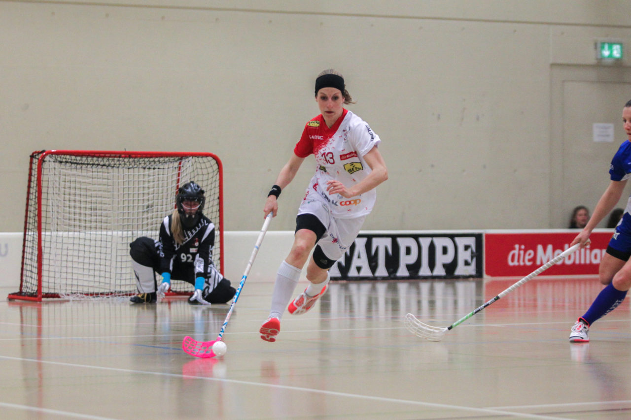Hüenerweid (Dietlikon), 01.04.2017, Unihockey Damen NLA Playoff Halbfinal 1. Spiel, UHC Dietlikon - Red Ants Rychenberg Winterthur, Andrea Kern (Nr. 13, Red Ants Rychenberg Winterthur)

(Claudio Schwarz, unihockey-fotos.ch)

Copyright: Claudio Schwarz, unihockey-fotos.ch – Dieses Bild wurde durch swiss unihockey lizenziert und darf ausschliesslich auf den Online-Kanälen von swiss unihockey verwendet werden. Die redaktionelle oder kommerzielle Nutzung durch Dritte (Medien, Vereine, Unternehmen oder Privatpersonen) per Download von diesem flickr-Account ist ausgeschlossen. Das Bild kann bei Interesse via unihockey-fotos.ch kostenpflichtig lizenziert werden. unihockey-fotos.ch behält sich vor, fehlbaren Medien, Vereinen, Unternehmen oder Privatpersonen Bilder mit einem Zuschlag in Rechnung zu stellen.