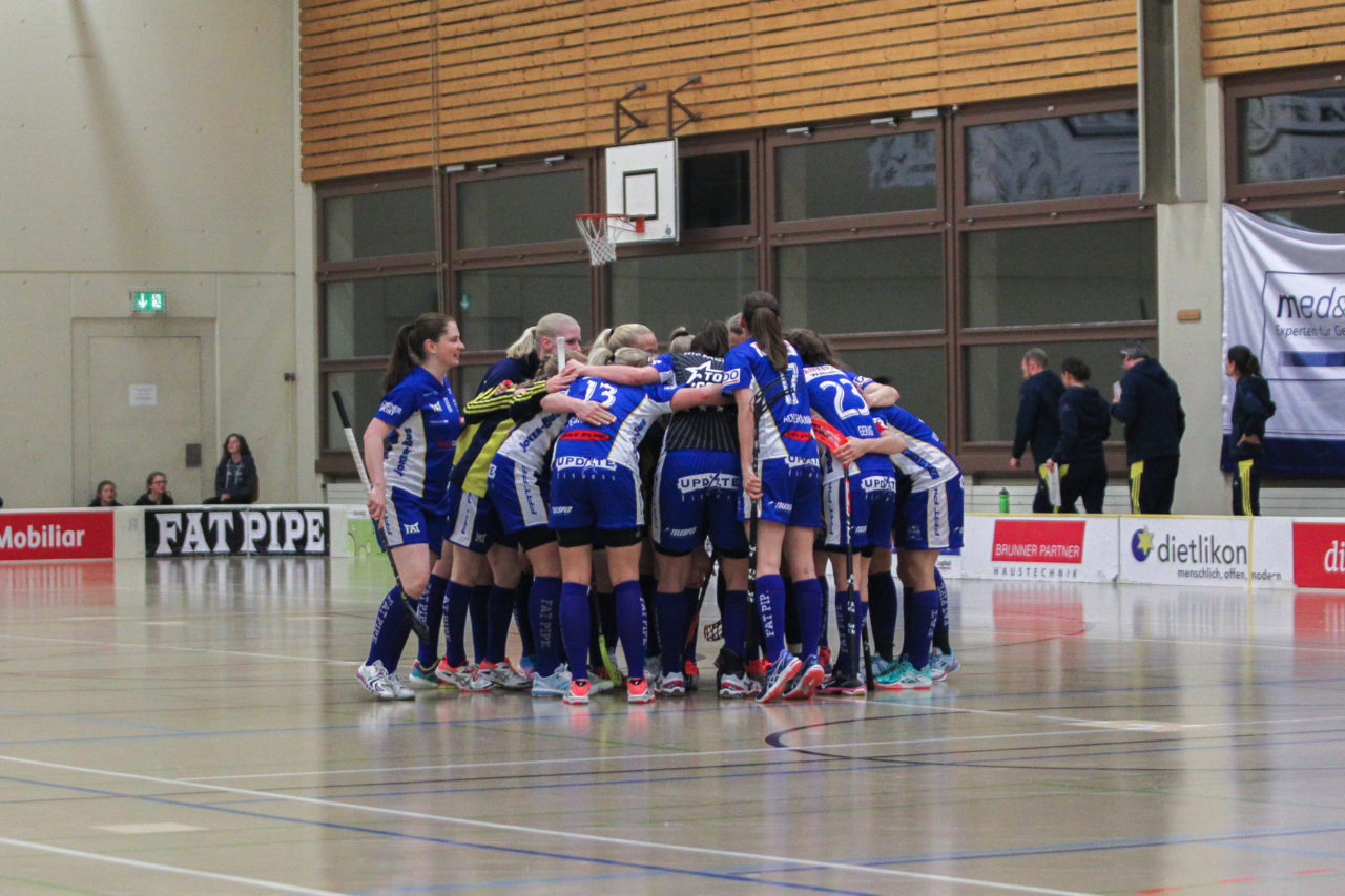 Hüenerweid (Dietlikon), 01.04.2017, Unihockey Damen NLA Playoff Halbfinal 1. Spiel, UHC Dietlikon - Red Ants Rychenberg Winterthur, Torjubel UHC Dietlikon nach dem 1:0

(Claudio Schwarz, unihockey-fotos.ch)

Copyright: Claudio Schwarz, unihockey-fotos.ch – Dieses Bild wurde durch swiss unihockey lizenziert und darf ausschliesslich auf den Online-Kanälen von swiss unihockey verwendet werden. Die redaktionelle oder kommerzielle Nutzung durch Dritte (Medien, Vereine, Unternehmen oder Privatpersonen) per Download von diesem flickr-Account ist ausgeschlossen. Das Bild kann bei Interesse via unihockey-fotos.ch kostenpflichtig lizenziert werden. unihockey-fotos.ch behält sich vor, fehlbaren Medien, Vereinen, Unternehmen oder Privatpersonen Bilder mit einem Zuschlag in Rechnung zu stellen.