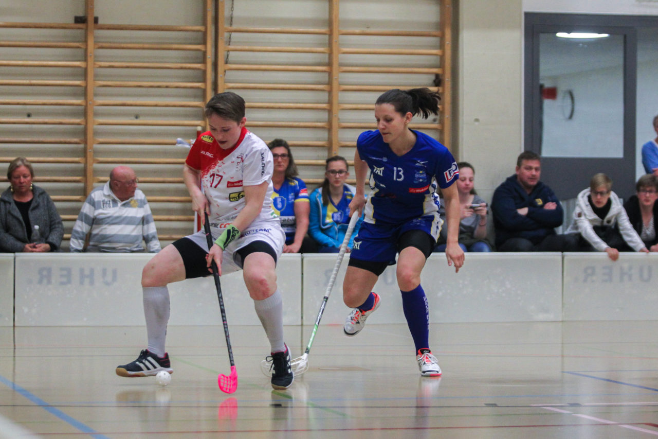 Hüenerweid (Dietlikon), 01.04.2017, Unihockey Damen NLA Playoff Halbfinal 1. Spiel, UHC Dietlikon - Red Ants Rychenberg Winterthur, Jael Koller (Nr. 17, Red Ants Rychenberg Winterthur) im Zweikampf mit Linda Pedrazzoli (Nr. 13, UHC Dietlikon)

(Claudio Schwarz, unihockey-fotos.ch)

Copyright: Claudio Schwarz, unihockey-fotos.ch – Dieses Bild wurde durch swiss unihockey lizenziert und darf ausschliesslich auf den Online-Kanälen von swiss unihockey verwendet werden. Die redaktionelle oder kommerzielle Nutzung durch Dritte (Medien, Vereine, Unternehmen oder Privatpersonen) per Download von diesem flickr-Account ist ausgeschlossen. Das Bild kann bei Interesse via unihockey-fotos.ch kostenpflichtig lizenziert werden. unihockey-fotos.ch behält sich vor, fehlbaren Medien, Vereinen, Unternehmen oder Privatpersonen Bilder mit einem Zuschlag in Rechnung zu stellen.