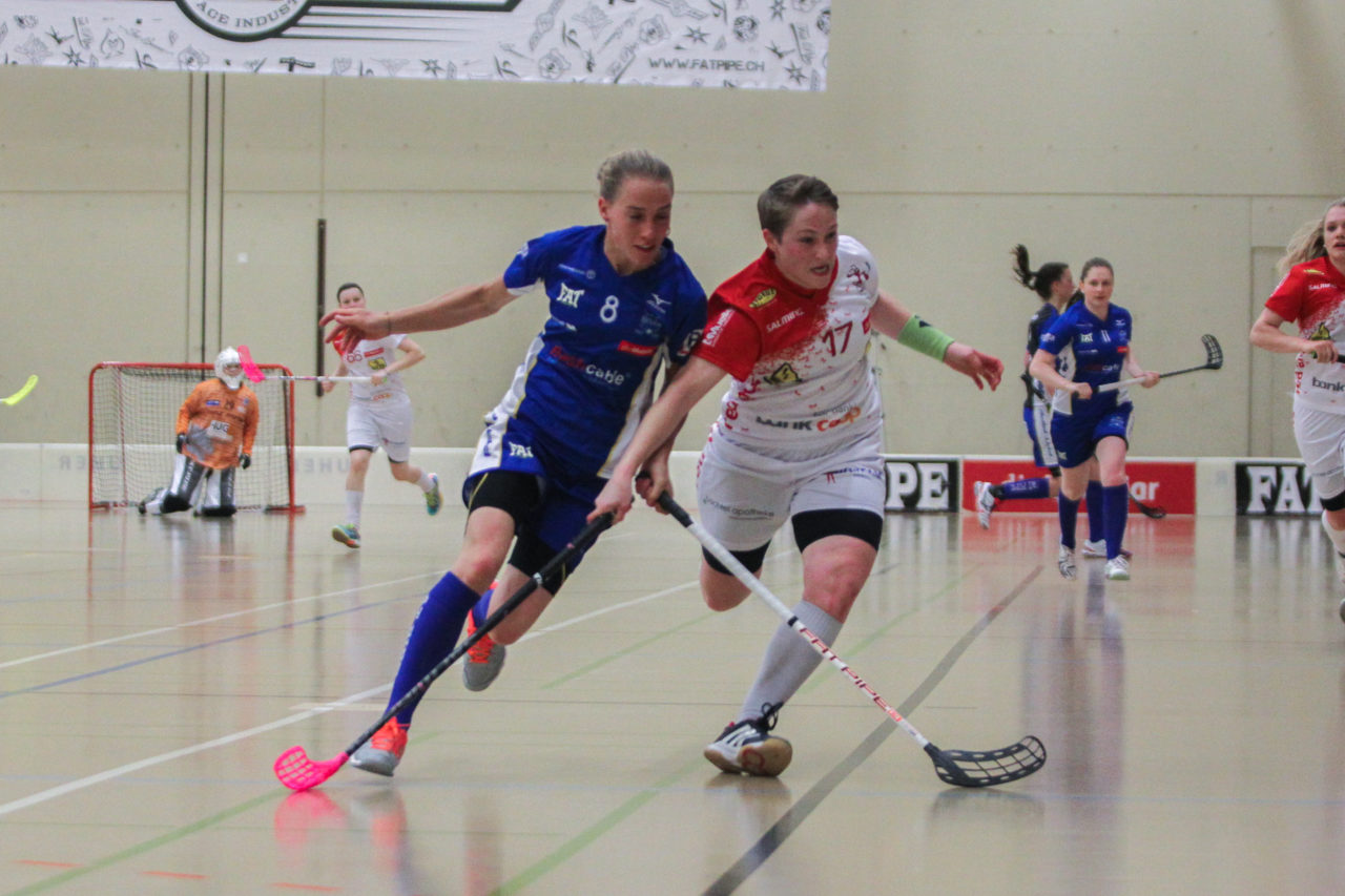 Hüenerweid (Dietlikon), 01.04.2017, Unihockey Damen NLA Playoff Halbfinal 1. Spiel, UHC Dietlikon - Red Ants Rychenberg Winterthur, Karin Guettinger (Nr. 8, UHC Dietlikon) im Zweikampf mit Jael Koller (Nr. 17, Red Ants Rychenberg Winterthur)

(Claudio Schwarz, unihockey-fotos.ch)

Copyright: Claudio Schwarz, unihockey-fotos.ch – Dieses Bild wurde durch swiss unihockey lizenziert und darf ausschliesslich auf den Online-Kanälen von swiss unihockey verwendet werden. Die redaktionelle oder kommerzielle Nutzung durch Dritte (Medien, Vereine, Unternehmen oder Privatpersonen) per Download von diesem flickr-Account ist ausgeschlossen. Das Bild kann bei Interesse via unihockey-fotos.ch kostenpflichtig lizenziert werden. unihockey-fotos.ch behält sich vor, fehlbaren Medien, Vereinen, Unternehmen oder Privatpersonen Bilder mit einem Zuschlag in Rechnung zu stellen.