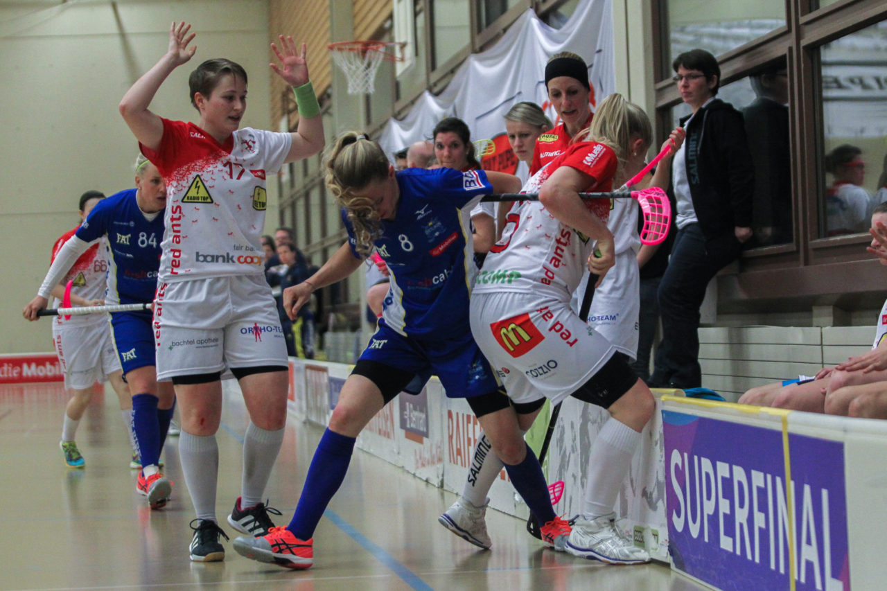 Hüenerweid (Dietlikon), 01.04.2017, Unihockey Damen NLA Playoff Halbfinal 1. Spiel, UHC Dietlikon - Red Ants Rychenberg Winterthur, Karin Guettinger (Nr. 8, UHC Dietlikon) im Zweikampf mit Céline Chalverat (Nr. 6, Red Ants Rychenberg Winterthur)

(Claudio Schwarz, unihockey-fotos.ch)

Copyright: Claudio Schwarz, unihockey-fotos.ch – Dieses Bild wurde durch swiss unihockey lizenziert und darf ausschliesslich auf den Online-Kanälen von swiss unihockey verwendet werden. Die redaktionelle oder kommerzielle Nutzung durch Dritte (Medien, Vereine, Unternehmen oder Privatpersonen) per Download von diesem flickr-Account ist ausgeschlossen. Das Bild kann bei Interesse via unihockey-fotos.ch kostenpflichtig lizenziert werden. unihockey-fotos.ch behält sich vor, fehlbaren Medien, Vereinen, Unternehmen oder Privatpersonen Bilder mit einem Zuschlag in Rechnung zu stellen.