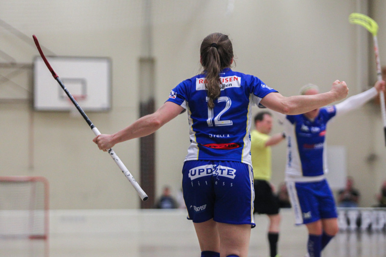 Hüenerweid (Dietlikon), 01.04.2017, Unihockey Damen NLA Playoff Halbfinal 1. Spiel, UHC Dietlikon - Red Ants Rychenberg Winterthur, Tanja Stella (Nr. 12, UHC Dietlikon) nach dem 2:0

(Claudio Schwarz, unihockey-fotos.ch)

Copyright: Claudio Schwarz, unihockey-fotos.ch – Dieses Bild wurde durch swiss unihockey lizenziert und darf ausschliesslich auf den Online-Kanälen von swiss unihockey verwendet werden. Die redaktionelle oder kommerzielle Nutzung durch Dritte (Medien, Vereine, Unternehmen oder Privatpersonen) per Download von diesem flickr-Account ist ausgeschlossen. Das Bild kann bei Interesse via unihockey-fotos.ch kostenpflichtig lizenziert werden. unihockey-fotos.ch behält sich vor, fehlbaren Medien, Vereinen, Unternehmen oder Privatpersonen Bilder mit einem Zuschlag in Rechnung zu stellen.