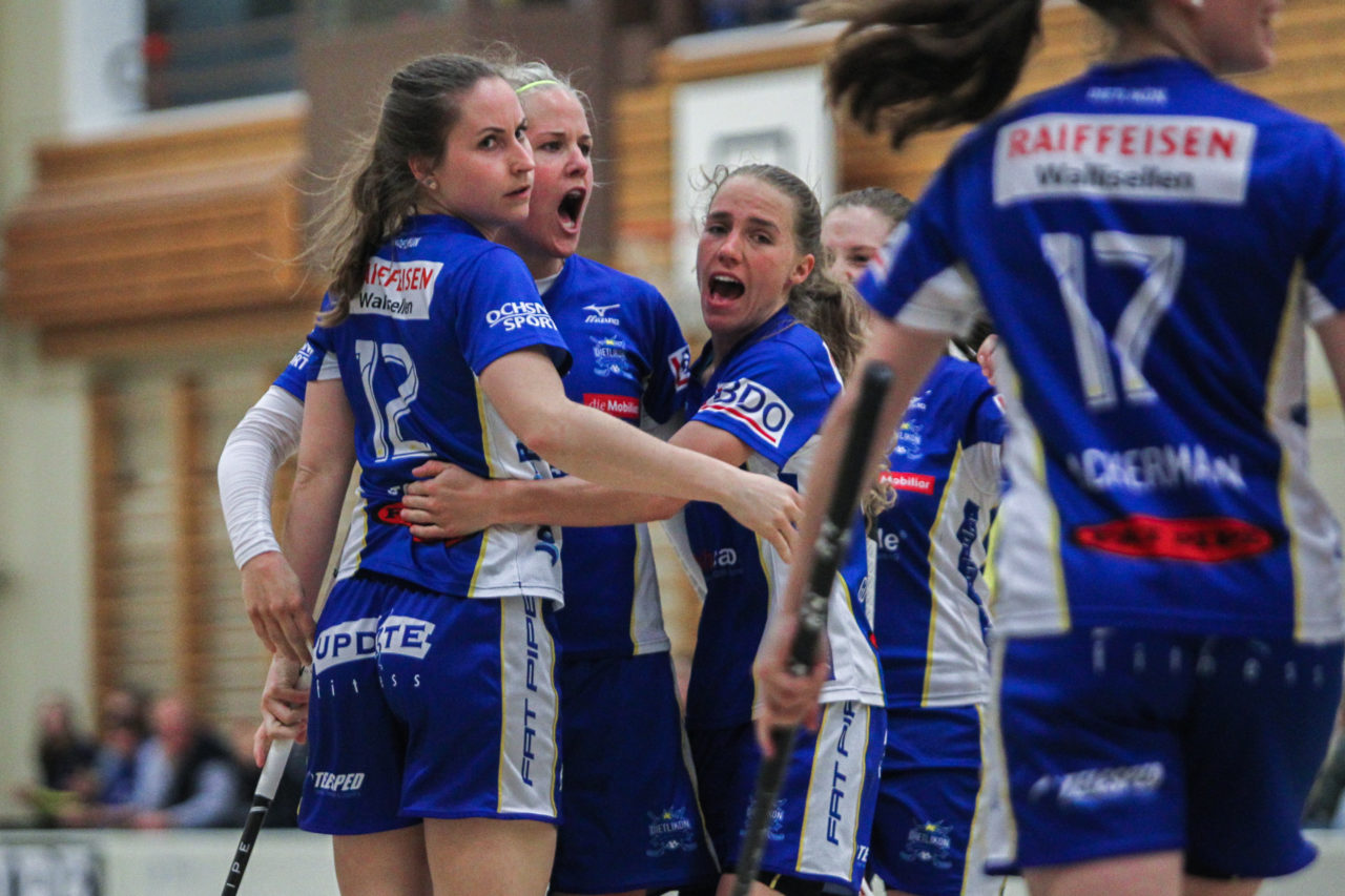 Hüenerweid (Dietlikon), 01.04.2017, Unihockey Damen NLA Playoff Halbfinal 1. Spiel, UHC Dietlikon - Red Ants Rychenberg Winterthur, Torjubel UHC Dietlikon nach dem 2:0

(Claudio Schwarz, unihockey-fotos.ch)

Copyright: Claudio Schwarz, unihockey-fotos.ch – Dieses Bild wurde durch swiss unihockey lizenziert und darf ausschliesslich auf den Online-Kanälen von swiss unihockey verwendet werden. Die redaktionelle oder kommerzielle Nutzung durch Dritte (Medien, Vereine, Unternehmen oder Privatpersonen) per Download von diesem flickr-Account ist ausgeschlossen. Das Bild kann bei Interesse via unihockey-fotos.ch kostenpflichtig lizenziert werden. unihockey-fotos.ch behält sich vor, fehlbaren Medien, Vereinen, Unternehmen oder Privatpersonen Bilder mit einem Zuschlag in Rechnung zu stellen.
