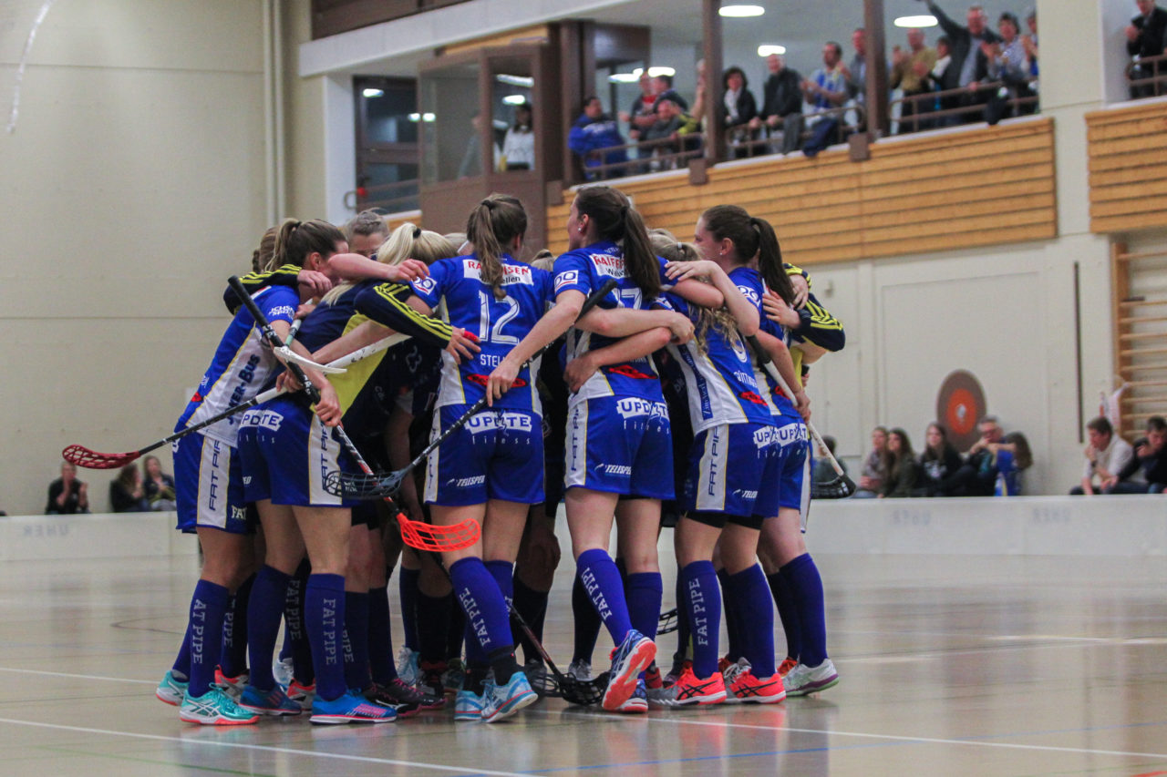 Hüenerweid (Dietlikon), 01.04.2017, Unihockey Damen NLA Playoff Halbfinal 1. Spiel, UHC Dietlikon - Red Ants Rychenberg Winterthur, Torjubel UHC Dietlikon nach dem 2:0

(Claudio Schwarz, unihockey-fotos.ch)

Copyright: Claudio Schwarz, unihockey-fotos.ch – Dieses Bild wurde durch swiss unihockey lizenziert und darf ausschliesslich auf den Online-Kanälen von swiss unihockey verwendet werden. Die redaktionelle oder kommerzielle Nutzung durch Dritte (Medien, Vereine, Unternehmen oder Privatpersonen) per Download von diesem flickr-Account ist ausgeschlossen. Das Bild kann bei Interesse via unihockey-fotos.ch kostenpflichtig lizenziert werden. unihockey-fotos.ch behält sich vor, fehlbaren Medien, Vereinen, Unternehmen oder Privatpersonen Bilder mit einem Zuschlag in Rechnung zu stellen.