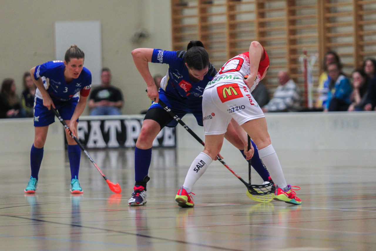 Hüenerweid (Dietlikon), 01.04.2017, Unihockey Damen NLA Playoff Halbfinal 1. Spiel, UHC Dietlikon - Red Ants Rychenberg Winterthur, Andrea Gaemperli (Nr. 5, UHC Dietlikon) gegen Alexandra Frick (Nr. 20, Red Ants Rychenberg Winterthur) beim Anspiel

(Claudio Schwarz, unihockey-fotos.ch)

Copyright: Claudio Schwarz, unihockey-fotos.ch – Dieses Bild wurde durch swiss unihockey lizenziert und darf ausschliesslich auf den Online-Kanälen von swiss unihockey verwendet werden. Die redaktionelle oder kommerzielle Nutzung durch Dritte (Medien, Vereine, Unternehmen oder Privatpersonen) per Download von diesem flickr-Account ist ausgeschlossen. Das Bild kann bei Interesse via unihockey-fotos.ch kostenpflichtig lizenziert werden. unihockey-fotos.ch behält sich vor, fehlbaren Medien, Vereinen, Unternehmen oder Privatpersonen Bilder mit einem Zuschlag in Rechnung zu stellen.