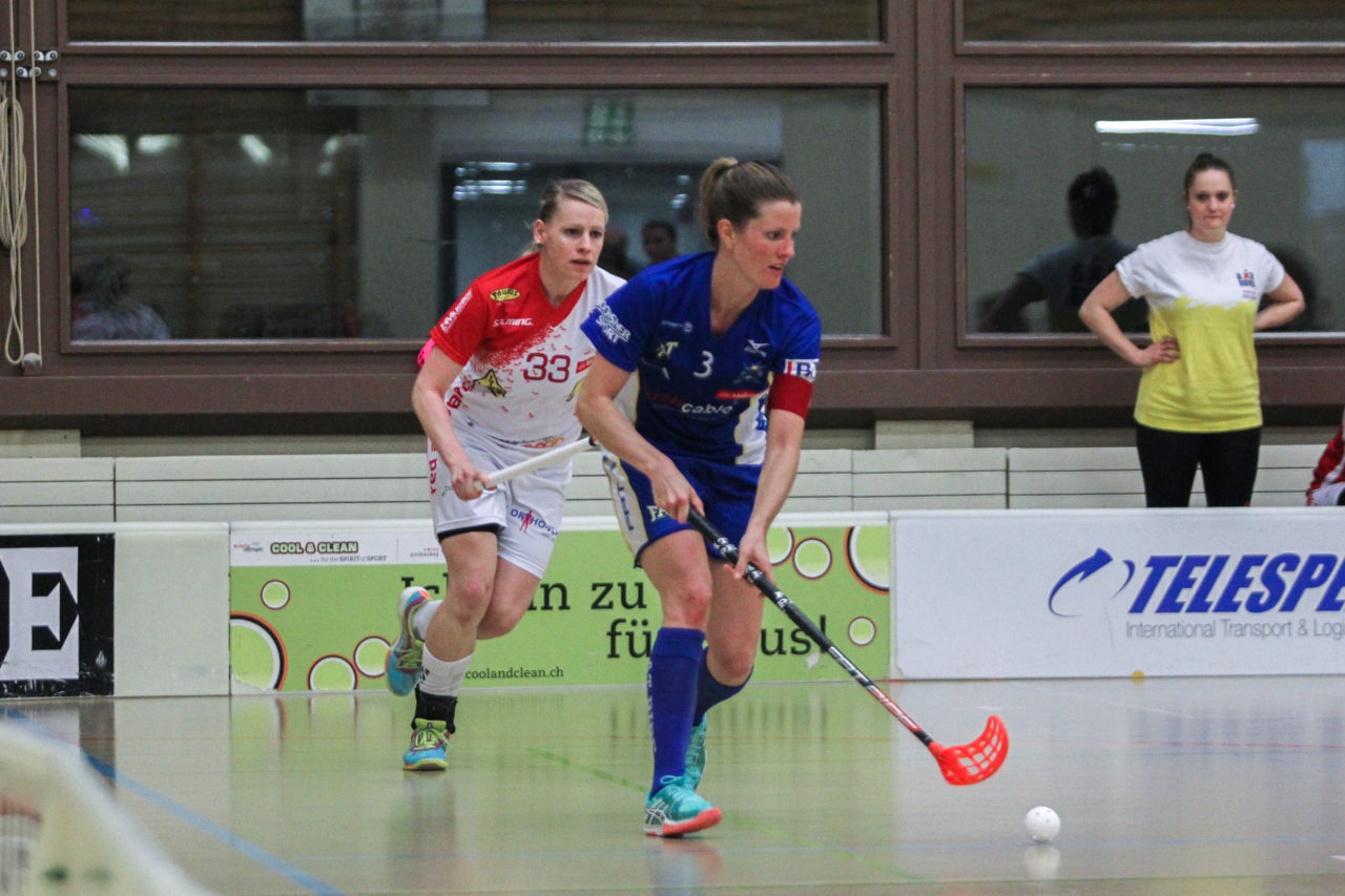 Hüenerweid (Dietlikon), 01.04.2017, Unihockey Damen NLA Playoff Halbfinal 1. Spiel, UHC Dietlikon - Red Ants Rychenberg Winterthur, Linn Lundstroem (Nr. 3, UHC Dietlikon) zieht Katja Timmel (Nr. 33, Red Ants Rychenberg Winterthur) davon

(Claudio Schwarz, unihockey-fotos.ch)

Copyright: Claudio Schwarz, unihockey-fotos.ch – Dieses Bild wurde durch swiss unihockey lizenziert und darf ausschliesslich auf den Online-Kanälen von swiss unihockey verwendet werden. Die redaktionelle oder kommerzielle Nutzung durch Dritte (Medien, Vereine, Unternehmen oder Privatpersonen) per Download von diesem flickr-Account ist ausgeschlossen. Das Bild kann bei Interesse via unihockey-fotos.ch kostenpflichtig lizenziert werden. unihockey-fotos.ch behält sich vor, fehlbaren Medien, Vereinen, Unternehmen oder Privatpersonen Bilder mit einem Zuschlag in Rechnung zu stellen.