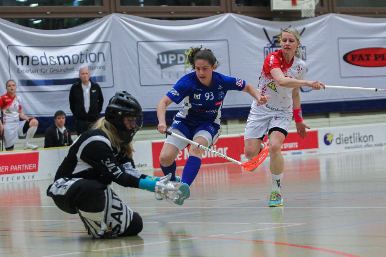 Hüenerweid (Dietlikon), 01.04.2017, Unihockey Damen NLA Playoff Halbfinal 1. Spiel, UHC Dietlikon - Red Ants Rychenberg Winterthur, Martina Fauser (Nr. 92, Red Ants Rychenberg Winterthur) vor Deborah Frei (Nr. 93, UHC Dietlikon) am Ball

(Claudio Schwarz, unihockey-fotos.ch)

Copyright: Claudio Schwarz, unihockey-fotos.ch – Dieses Bild wurde durch swiss unihockey lizenziert und darf ausschliesslich auf den Online-Kanälen von swiss unihockey verwendet werden. Die redaktionelle oder kommerzielle Nutzung durch Dritte (Medien, Vereine, Unternehmen oder Privatpersonen) per Download von diesem flickr-Account ist ausgeschlossen. Das Bild kann bei Interesse via unihockey-fotos.ch kostenpflichtig lizenziert werden. unihockey-fotos.ch behält sich vor, fehlbaren Medien, Vereinen, Unternehmen oder Privatpersonen Bilder mit einem Zuschlag in Rechnung zu stellen.