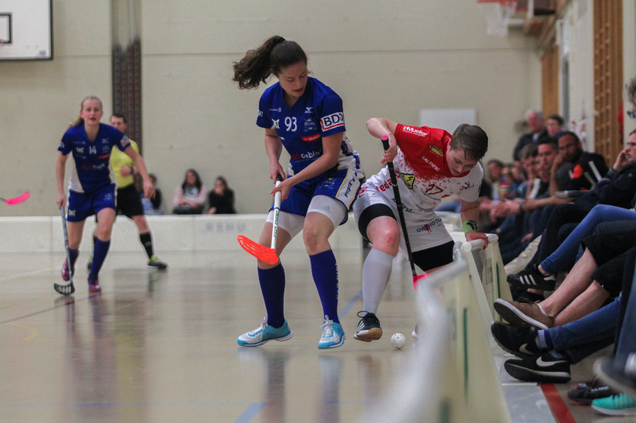 Hüenerweid (Dietlikon), 01.04.2017, Unihockey Damen NLA Playoff Halbfinal 1. Spiel, UHC Dietlikon - Red Ants Rychenberg Winterthur, Deborah Frei (Nr. 93, UHC Dietlikon) im Zweikampf mit Jael Koller (Nr. 17, Red Ants Rychenberg Winterthur)

(Claudio Schwarz, unihockey-fotos.ch)

Copyright: Claudio Schwarz, unihockey-fotos.ch – Dieses Bild wurde durch swiss unihockey lizenziert und darf ausschliesslich auf den Online-Kanälen von swiss unihockey verwendet werden. Die redaktionelle oder kommerzielle Nutzung durch Dritte (Medien, Vereine, Unternehmen oder Privatpersonen) per Download von diesem flickr-Account ist ausgeschlossen. Das Bild kann bei Interesse via unihockey-fotos.ch kostenpflichtig lizenziert werden. unihockey-fotos.ch behält sich vor, fehlbaren Medien, Vereinen, Unternehmen oder Privatpersonen Bilder mit einem Zuschlag in Rechnung zu stellen.