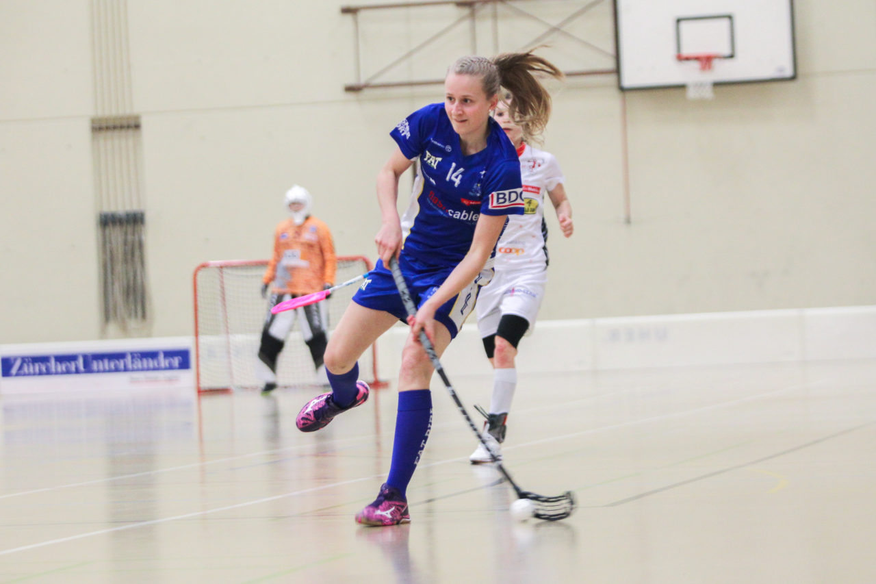 Hüenerweid (Dietlikon), 01.04.2017, Unihockey Damen NLA Playoff Halbfinal 1. Spiel, UHC Dietlikon - Red Ants Rychenberg Winterthur, Sindy Rüegger (Nr. 14, UHC Dietlikon) mit einem Abschlussversuch

(Claudio Schwarz, unihockey-fotos.ch)

Copyright: Claudio Schwarz, unihockey-fotos.ch – Dieses Bild wurde durch swiss unihockey lizenziert und darf ausschliesslich auf den Online-Kanälen von swiss unihockey verwendet werden. Die redaktionelle oder kommerzielle Nutzung durch Dritte (Medien, Vereine, Unternehmen oder Privatpersonen) per Download von diesem flickr-Account ist ausgeschlossen. Das Bild kann bei Interesse via unihockey-fotos.ch kostenpflichtig lizenziert werden. unihockey-fotos.ch behält sich vor, fehlbaren Medien, Vereinen, Unternehmen oder Privatpersonen Bilder mit einem Zuschlag in Rechnung zu stellen.