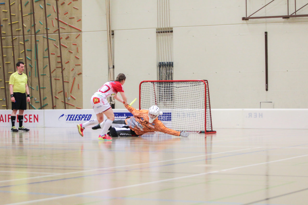 Hüenerweid (Dietlikon), 01.04.2017, Unihockey Damen NLA Playoff Halbfinal 1. Spiel, UHC Dietlikon - Red Ants Rychenberg Winterthur, Alexandra Frick (Nr. 20, Red Ants Rychenberg Winterthur) verwertet den Penalty zum 4:1

(Claudio Schwarz, unihockey-fotos.ch)

Copyright: Claudio Schwarz, unihockey-fotos.ch – Dieses Bild wurde durch swiss unihockey lizenziert und darf ausschliesslich auf den Online-Kanälen von swiss unihockey verwendet werden. Die redaktionelle oder kommerzielle Nutzung durch Dritte (Medien, Vereine, Unternehmen oder Privatpersonen) per Download von diesem flickr-Account ist ausgeschlossen. Das Bild kann bei Interesse via unihockey-fotos.ch kostenpflichtig lizenziert werden. unihockey-fotos.ch behält sich vor, fehlbaren Medien, Vereinen, Unternehmen oder Privatpersonen Bilder mit einem Zuschlag in Rechnung zu stellen.