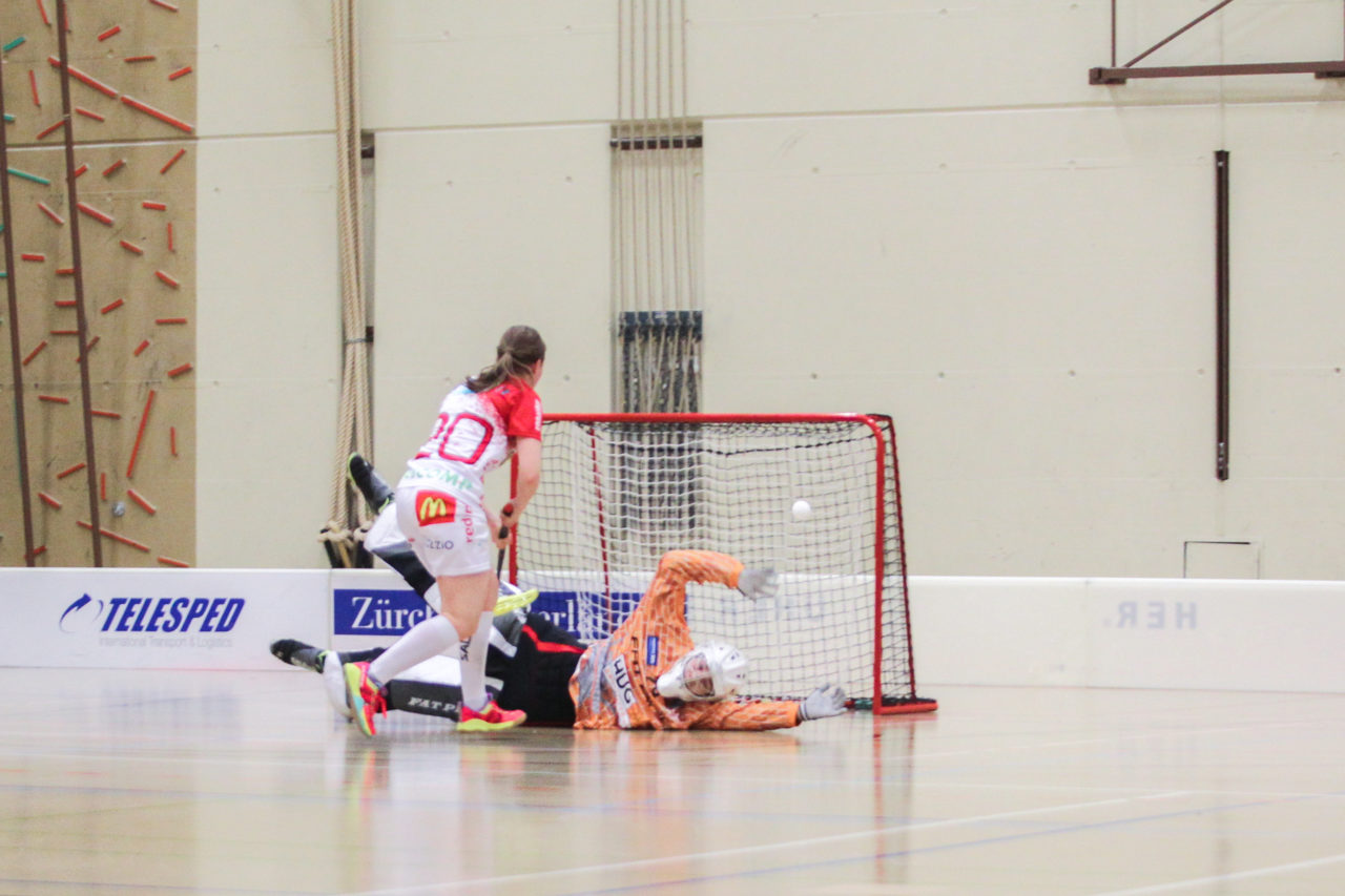 Hüenerweid (Dietlikon), 01.04.2017, Unihockey Damen NLA Playoff Halbfinal 1. Spiel, UHC Dietlikon - Red Ants Rychenberg Winterthur, Alexandra Frick (Nr. 20, Red Ants Rychenberg Winterthur) verwertet den Penalty zum 4:1

(Claudio Schwarz, unihockey-fotos.ch)

Copyright: Claudio Schwarz, unihockey-fotos.ch – Dieses Bild wurde durch swiss unihockey lizenziert und darf ausschliesslich auf den Online-Kanälen von swiss unihockey verwendet werden. Die redaktionelle oder kommerzielle Nutzung durch Dritte (Medien, Vereine, Unternehmen oder Privatpersonen) per Download von diesem flickr-Account ist ausgeschlossen. Das Bild kann bei Interesse via unihockey-fotos.ch kostenpflichtig lizenziert werden. unihockey-fotos.ch behält sich vor, fehlbaren Medien, Vereinen, Unternehmen oder Privatpersonen Bilder mit einem Zuschlag in Rechnung zu stellen.