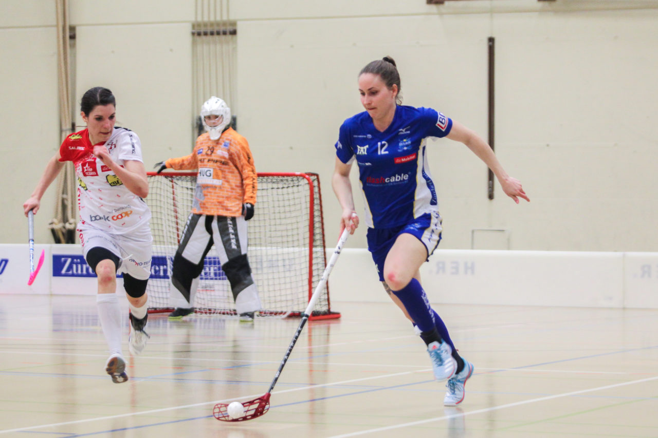 Hüenerweid (Dietlikon), 01.04.2017, Unihockey Damen NLA Playoff Halbfinal 1. Spiel, UHC Dietlikon - Red Ants Rychenberg Winterthur, Tanja Stella (Nr. 12, UHC Dietlikon) zieht Brigitte Büchi (Nr. 18, Red Ants Rychenberg Winterthur) davon

(Claudio Schwarz, unihockey-fotos.ch)

Copyright: Claudio Schwarz, unihockey-fotos.ch – Dieses Bild wurde durch swiss unihockey lizenziert und darf ausschliesslich auf den Online-Kanälen von swiss unihockey verwendet werden. Die redaktionelle oder kommerzielle Nutzung durch Dritte (Medien, Vereine, Unternehmen oder Privatpersonen) per Download von diesem flickr-Account ist ausgeschlossen. Das Bild kann bei Interesse via unihockey-fotos.ch kostenpflichtig lizenziert werden. unihockey-fotos.ch behält sich vor, fehlbaren Medien, Vereinen, Unternehmen oder Privatpersonen Bilder mit einem Zuschlag in Rechnung zu stellen.