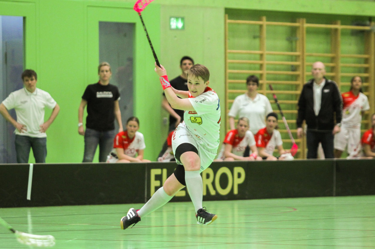 Hardau (Zürich), 08.04.2017, Unihockey Damen NLA Playoff Halbfinal 1. Spiel, UHC Dietlikon - Red Ants Rychenberg Winterthur, Jael Koller (Nr. 17, Red Ants Rychenberg Winterthur) mit einem Abschlussversuch

(Claudio Schwarz, unihockey-fotos.ch)

Copyright: Claudio Schwarz, unihockey-fotos.ch – Dieses Bild wurde durch swiss unihockey lizenziert und darf ausschliesslich auf den Online-Kanälen von swiss unihockey verwendet werden. Die redaktionelle oder kommerzielle Nutzung durch Dritte (Medien, Vereine, Unternehmen oder Privatpersonen) per Download von diesem flickr-Account ist ausgeschlossen. Das Bild kann bei Interesse via unihockey-fotos.ch kostenpflichtig lizenziert werden. unihockey-fotos.ch behält sich vor, fehlbaren Medien, Vereinen, Unternehmen oder Privatpersonen Bilder mit einem Zuschlag in Rechnung zu stellen.
