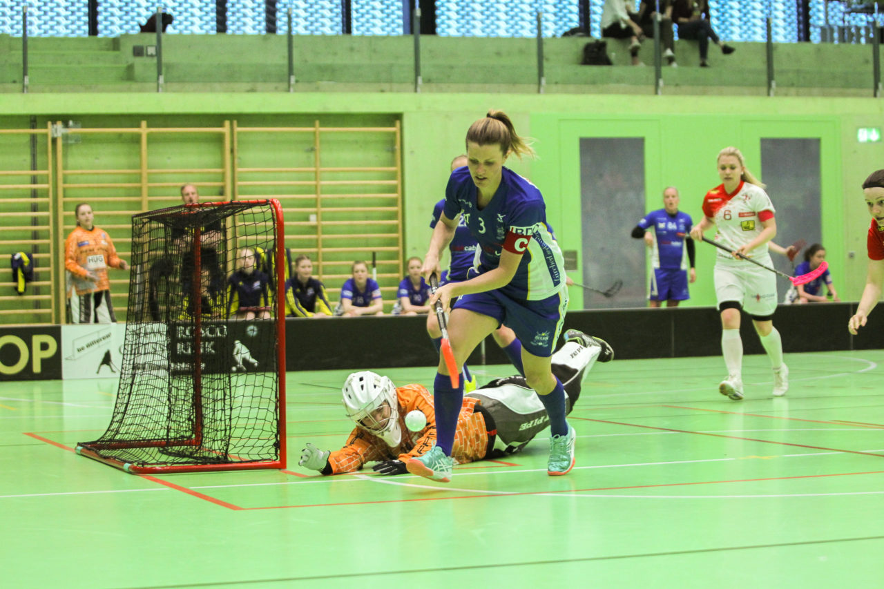 Hardau (Zürich), 08.04.2017, Unihockey Damen NLA Playoff Halbfinal 1. Spiel, UHC Dietlikon - Red Ants Rychenberg Winterthur, Linn Lundstroem (Nr. 3, UHC Dietlikon) sichert den Ball

(Claudio Schwarz, unihockey-fotos.ch)

Copyright: Claudio Schwarz, unihockey-fotos.ch – Dieses Bild wurde durch swiss unihockey lizenziert und darf ausschliesslich auf den Online-Kanälen von swiss unihockey verwendet werden. Die redaktionelle oder kommerzielle Nutzung durch Dritte (Medien, Vereine, Unternehmen oder Privatpersonen) per Download von diesem flickr-Account ist ausgeschlossen. Das Bild kann bei Interesse via unihockey-fotos.ch kostenpflichtig lizenziert werden. unihockey-fotos.ch behält sich vor, fehlbaren Medien, Vereinen, Unternehmen oder Privatpersonen Bilder mit einem Zuschlag in Rechnung zu stellen.