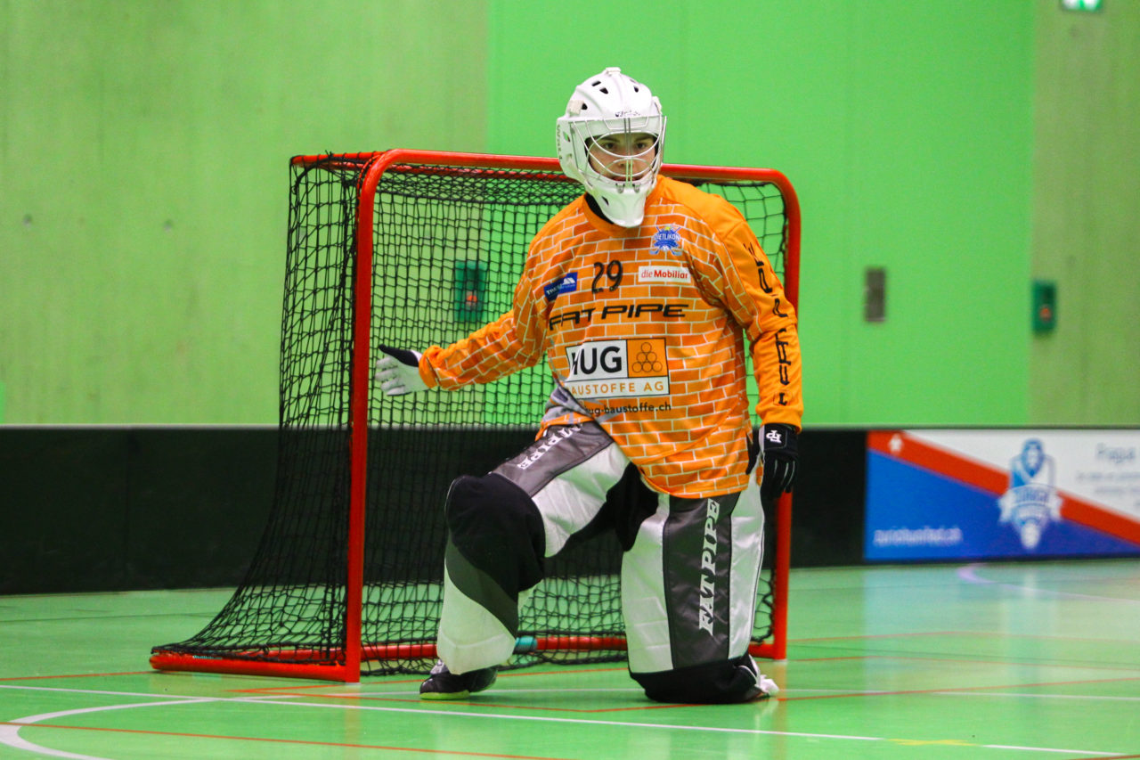 Hardau (Zürich), 08.04.2017, Unihockey Damen NLA Playoff Halbfinal 1. Spiel, UHC Dietlikon - Red Ants Rychenberg Winterthur, Monika Schmid (Nr. 29, UHC Dietlikon) im Tor vom UHC Dietlikon

(Claudio Schwarz, unihockey-fotos.ch)

Copyright: Claudio Schwarz, unihockey-fotos.ch – Dieses Bild wurde durch swiss unihockey lizenziert und darf ausschliesslich auf den Online-Kanälen von swiss unihockey verwendet werden. Die redaktionelle oder kommerzielle Nutzung durch Dritte (Medien, Vereine, Unternehmen oder Privatpersonen) per Download von diesem flickr-Account ist ausgeschlossen. Das Bild kann bei Interesse via unihockey-fotos.ch kostenpflichtig lizenziert werden. unihockey-fotos.ch behält sich vor, fehlbaren Medien, Vereinen, Unternehmen oder Privatpersonen Bilder mit einem Zuschlag in Rechnung zu stellen.