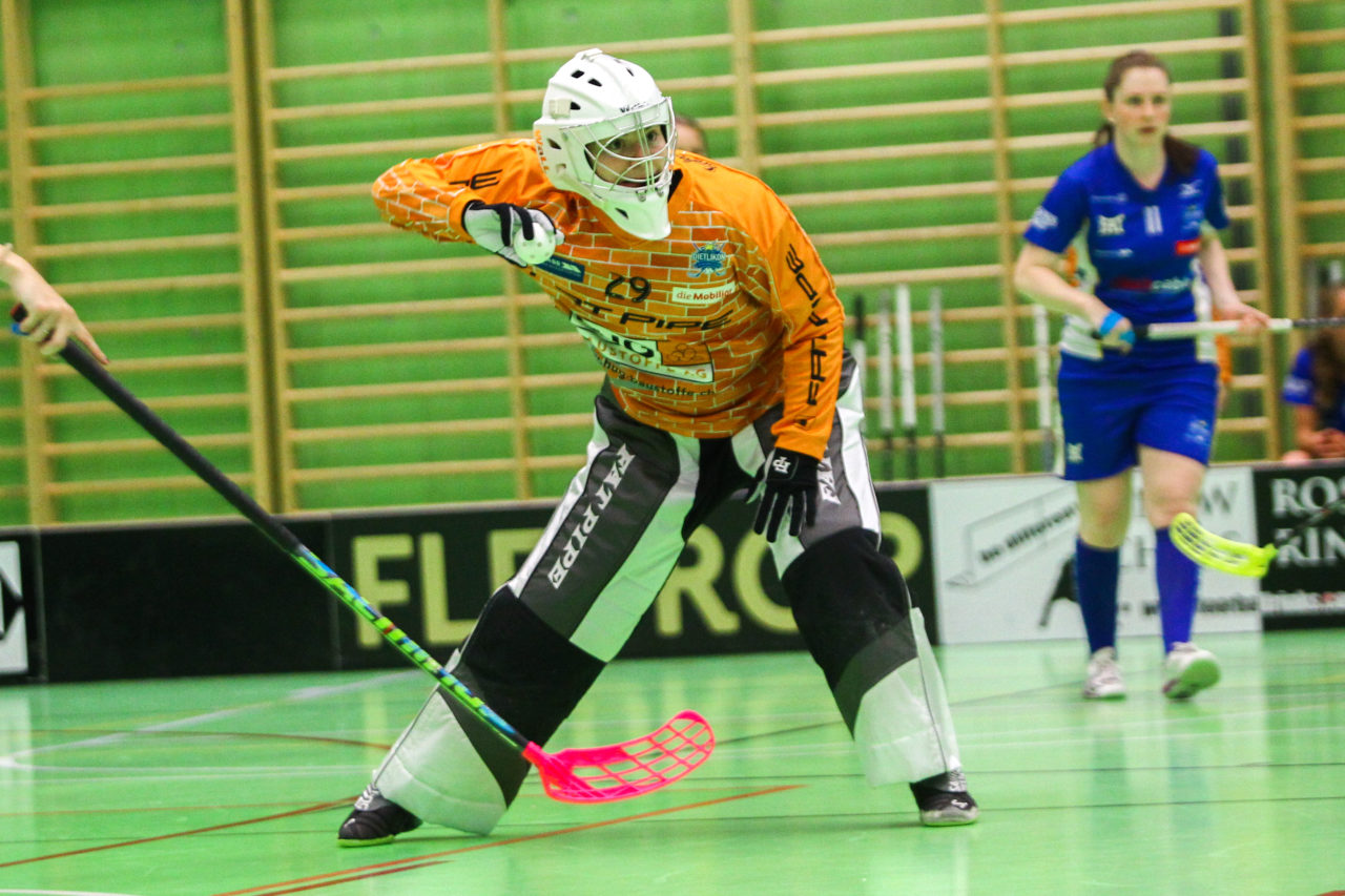 Hardau (Zürich), 08.04.2017, Unihockey Damen NLA Playoff Halbfinal 1. Spiel, UHC Dietlikon - Red Ants Rychenberg Winterthur, Monika Schmid (Nr. 29, UHC Dietlikon) wirft den Ball aus

(Claudio Schwarz, unihockey-fotos.ch)

Copyright: Claudio Schwarz, unihockey-fotos.ch – Dieses Bild wurde durch swiss unihockey lizenziert und darf ausschliesslich auf den Online-Kanälen von swiss unihockey verwendet werden. Die redaktionelle oder kommerzielle Nutzung durch Dritte (Medien, Vereine, Unternehmen oder Privatpersonen) per Download von diesem flickr-Account ist ausgeschlossen. Das Bild kann bei Interesse via unihockey-fotos.ch kostenpflichtig lizenziert werden. unihockey-fotos.ch behält sich vor, fehlbaren Medien, Vereinen, Unternehmen oder Privatpersonen Bilder mit einem Zuschlag in Rechnung zu stellen.