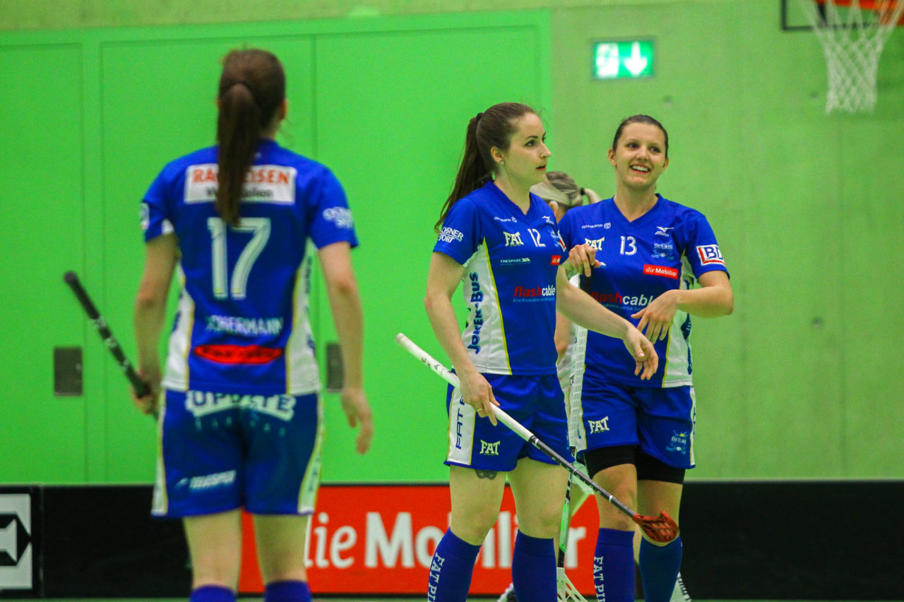 Hardau (Zürich), 08.04.2017, Unihockey Damen NLA Playoff Halbfinal 1. Spiel, UHC Dietlikon - Red Ants Rychenberg Winterthur, Torjubel UHC Dietlikon zum 3:1

(Claudio Schwarz, unihockey-fotos.ch)

Copyright: Claudio Schwarz, unihockey-fotos.ch – Dieses Bild wurde durch swiss unihockey lizenziert und darf ausschliesslich auf den Online-Kanälen von swiss unihockey verwendet werden. Die redaktionelle oder kommerzielle Nutzung durch Dritte (Medien, Vereine, Unternehmen oder Privatpersonen) per Download von diesem flickr-Account ist ausgeschlossen. Das Bild kann bei Interesse via unihockey-fotos.ch kostenpflichtig lizenziert werden. unihockey-fotos.ch behält sich vor, fehlbaren Medien, Vereinen, Unternehmen oder Privatpersonen Bilder mit einem Zuschlag in Rechnung zu stellen.