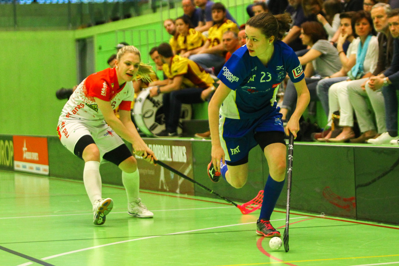 Hardau (Zürich), 08.04.2017, Unihockey Damen NLA Playoff Halbfinal 1. Spiel, UHC Dietlikon - Red Ants Rychenberg Winterthur, Isabelle Gerig (Nr. 23, UHC Dietlikon) zieht Céline Chalverat (Nr. 6, Red Ants Rychenberg Winterthur) davon

(Claudio Schwarz, unihockey-fotos.ch)

Copyright: Claudio Schwarz, unihockey-fotos.ch – Dieses Bild wurde durch swiss unihockey lizenziert und darf ausschliesslich auf den Online-Kanälen von swiss unihockey verwendet werden. Die redaktionelle oder kommerzielle Nutzung durch Dritte (Medien, Vereine, Unternehmen oder Privatpersonen) per Download von diesem flickr-Account ist ausgeschlossen. Das Bild kann bei Interesse via unihockey-fotos.ch kostenpflichtig lizenziert werden. unihockey-fotos.ch behält sich vor, fehlbaren Medien, Vereinen, Unternehmen oder Privatpersonen Bilder mit einem Zuschlag in Rechnung zu stellen.