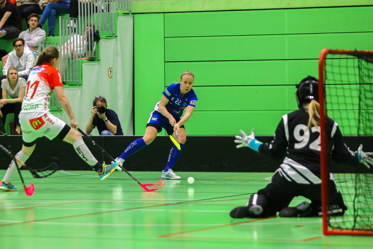 Hardau (Zürich), 08.04.2017, Unihockey Damen NLA Playoff Halbfinal 1. Spiel, UHC Dietlikon - Red Ants Rychenberg Winterthur, Laura Mertsalmi (Nr. 22, UHC Dietlikon) spielt den Ball vors Tor

(Claudio Schwarz, unihockey-fotos.ch)

Copyright: Claudio Schwarz, unihockey-fotos.ch – Dieses Bild wurde durch swiss unihockey lizenziert und darf ausschliesslich auf den Online-Kanälen von swiss unihockey verwendet werden. Die redaktionelle oder kommerzielle Nutzung durch Dritte (Medien, Vereine, Unternehmen oder Privatpersonen) per Download von diesem flickr-Account ist ausgeschlossen. Das Bild kann bei Interesse via unihockey-fotos.ch kostenpflichtig lizenziert werden. unihockey-fotos.ch behält sich vor, fehlbaren Medien, Vereinen, Unternehmen oder Privatpersonen Bilder mit einem Zuschlag in Rechnung zu stellen.