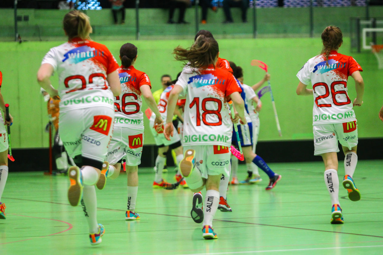 Hardau (Zürich), 08.04.2017, Unihockey Damen NLA Playoff Halbfinal 1. Spiel, UHC Dietlikon - Red Ants Rychenberg Winterthur, Torjubel zum 2:3 von Red Ants Rychenberg Wintethur

(Claudio Schwarz, unihockey-fotos.ch)

Copyright: Claudio Schwarz, unihockey-fotos.ch – Dieses Bild wurde durch swiss unihockey lizenziert und darf ausschliesslich auf den Online-Kanälen von swiss unihockey verwendet werden. Die redaktionelle oder kommerzielle Nutzung durch Dritte (Medien, Vereine, Unternehmen oder Privatpersonen) per Download von diesem flickr-Account ist ausgeschlossen. Das Bild kann bei Interesse via unihockey-fotos.ch kostenpflichtig lizenziert werden. unihockey-fotos.ch behält sich vor, fehlbaren Medien, Vereinen, Unternehmen oder Privatpersonen Bilder mit einem Zuschlag in Rechnung zu stellen.
